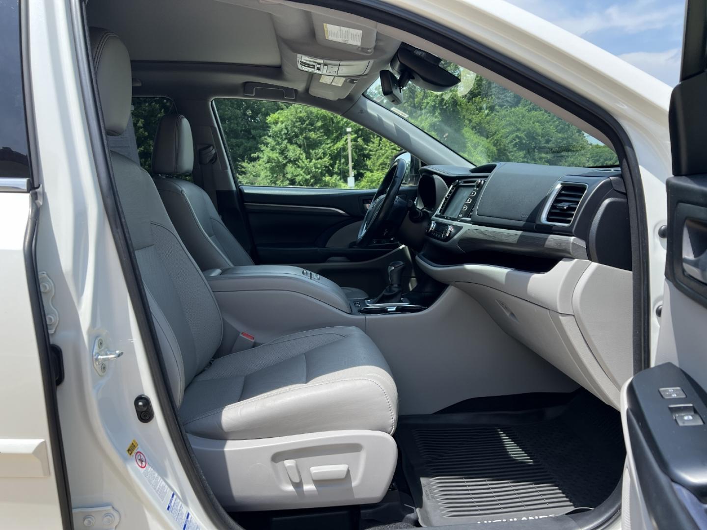 2017 WHITE /Gray Leather Toyota Highlander Limited AWD V6 (5TDDZRFH7HS) with an 3.5L V6 engine, Automatic transmission, located at 2990 Old Orchard Rd., Jackson, MO, 63755, 37.354214, -89.612106 - 2017 Toyota Highlander Limited 1-Owner 161xxx miles All Wheel Drive 3.5L V6 Automatic Leather 3rd Row Navigation Power/Heated/Cooled Seats Backup Camera Sunroof Bluetooth Cruise Power Windows/Locks/Mirrors We have financing available and we accept trades! Fill out a credit application - Photo#19