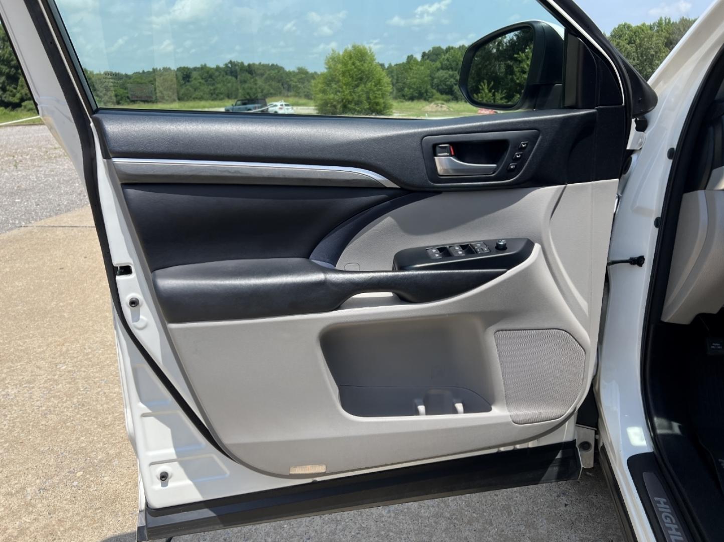 2017 WHITE /Gray Leather Toyota Highlander Limited AWD V6 (5TDDZRFH7HS) with an 3.5L V6 engine, Automatic transmission, located at 2990 Old Orchard Rd., Jackson, MO, 63755, 37.354214, -89.612106 - 2017 Toyota Highlander Limited 1-Owner 161xxx miles All Wheel Drive 3.5L V6 Automatic Leather 3rd Row Navigation Power/Heated/Cooled Seats Backup Camera Sunroof Bluetooth Cruise Power Windows/Locks/Mirrors We have financing available and we accept trades! Fill out a credit application - Photo#16