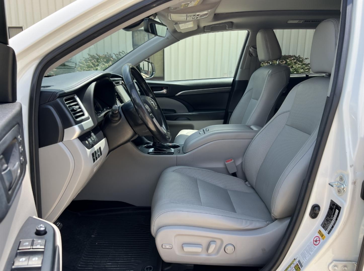 2017 WHITE /Gray Leather Toyota Highlander Limited AWD V6 (5TDDZRFH7HS) with an 3.5L V6 engine, Automatic transmission, located at 2990 Old Orchard Rd., Jackson, MO, 63755, 37.354214, -89.612106 - 2017 Toyota Highlander Limited 1-Owner 161xxx miles All Wheel Drive 3.5L V6 Automatic Leather 3rd Row Navigation Power/Heated/Cooled Seats Backup Camera Sunroof Bluetooth Cruise Power Windows/Locks/Mirrors We have financing available and we accept trades! Fill out a credit application - Photo#17