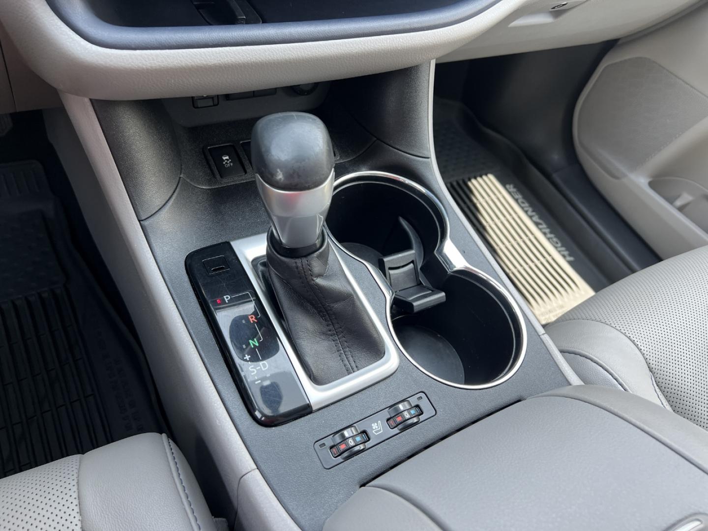 2017 WHITE /Gray Leather Toyota Highlander Limited AWD V6 (5TDDZRFH7HS) with an 3.5L V6 engine, Automatic transmission, located at 2990 Old Orchard Rd., Jackson, MO, 63755, 37.354214, -89.612106 - 2017 Toyota Highlander Limited 1-Owner 161xxx miles All Wheel Drive 3.5L V6 Automatic Leather 3rd Row Navigation Power/Heated/Cooled Seats Backup Camera Sunroof Bluetooth Cruise Power Windows/Locks/Mirrors We have financing available and we accept trades! Fill out a credit application - Photo#30