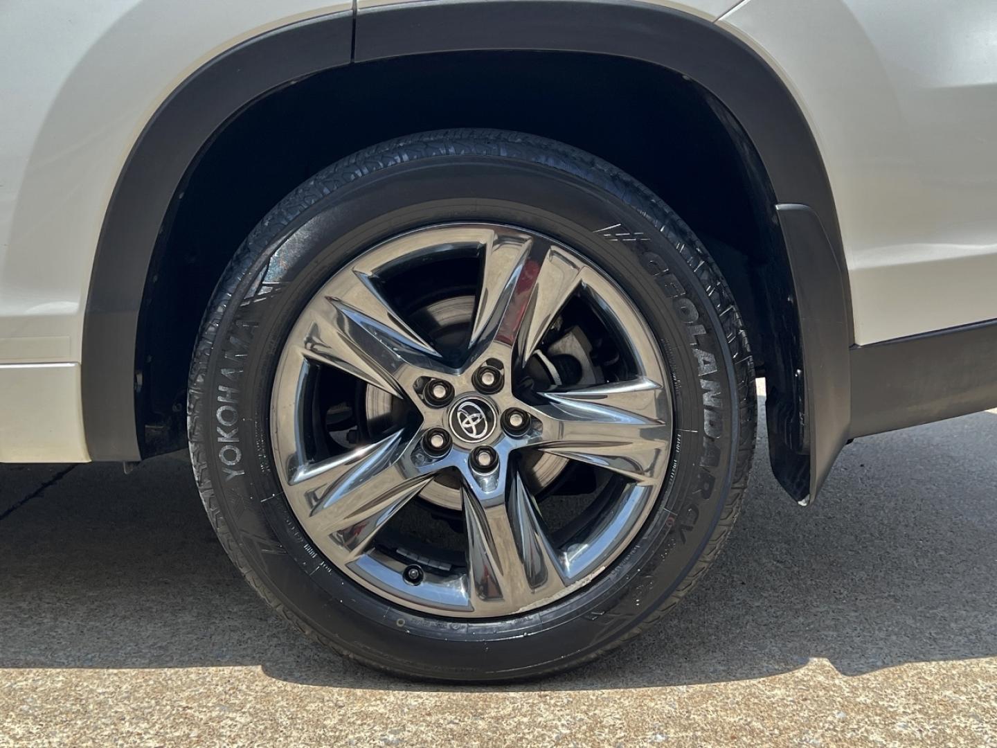 2017 WHITE /Gray Leather Toyota Highlander Limited AWD V6 (5TDDZRFH7HS) with an 3.5L V6 engine, Automatic transmission, located at 2990 Old Orchard Rd., Jackson, MO, 63755, 37.354214, -89.612106 - 2017 Toyota Highlander Limited 1-Owner 161xxx miles All Wheel Drive 3.5L V6 Automatic Leather 3rd Row Navigation Power/Heated/Cooled Seats Backup Camera Sunroof Bluetooth Cruise Power Windows/Locks/Mirrors We have financing available and we accept trades! Fill out a credit application - Photo#42