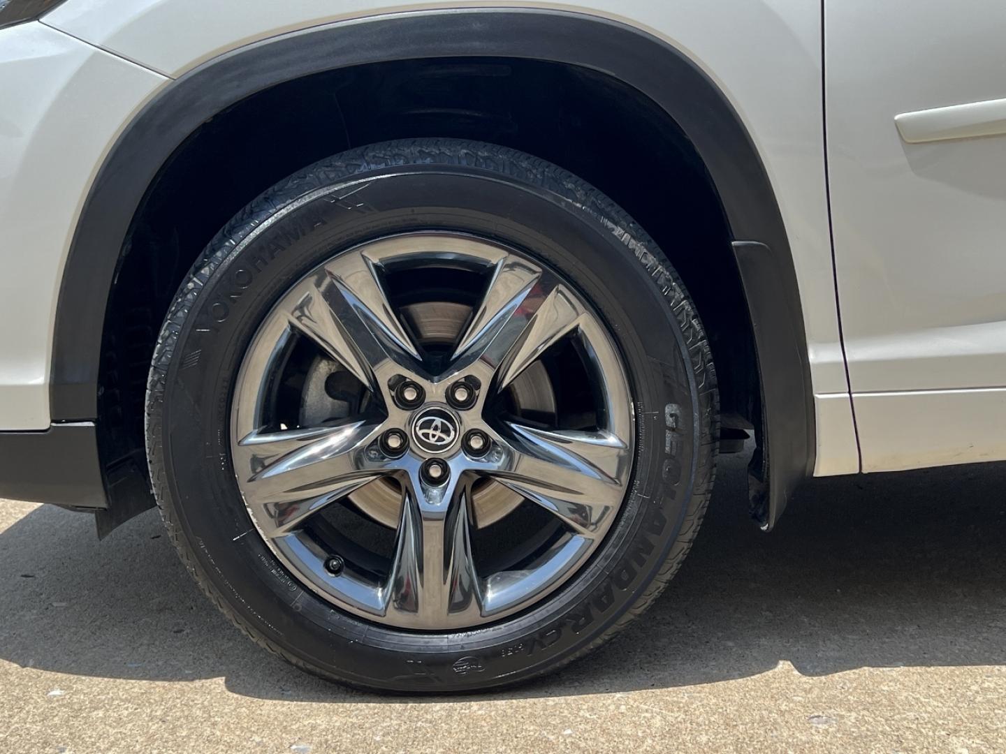 2017 WHITE /Gray Leather Toyota Highlander Limited AWD V6 (5TDDZRFH7HS) with an 3.5L V6 engine, Automatic transmission, located at 2990 Old Orchard Rd., Jackson, MO, 63755, 37.354214, -89.612106 - 2017 Toyota Highlander Limited 1-Owner 161xxx miles All Wheel Drive 3.5L V6 Automatic Leather 3rd Row Navigation Power/Heated/Cooled Seats Backup Camera Sunroof Bluetooth Cruise Power Windows/Locks/Mirrors We have financing available and we accept trades! Fill out a credit application - Photo#41