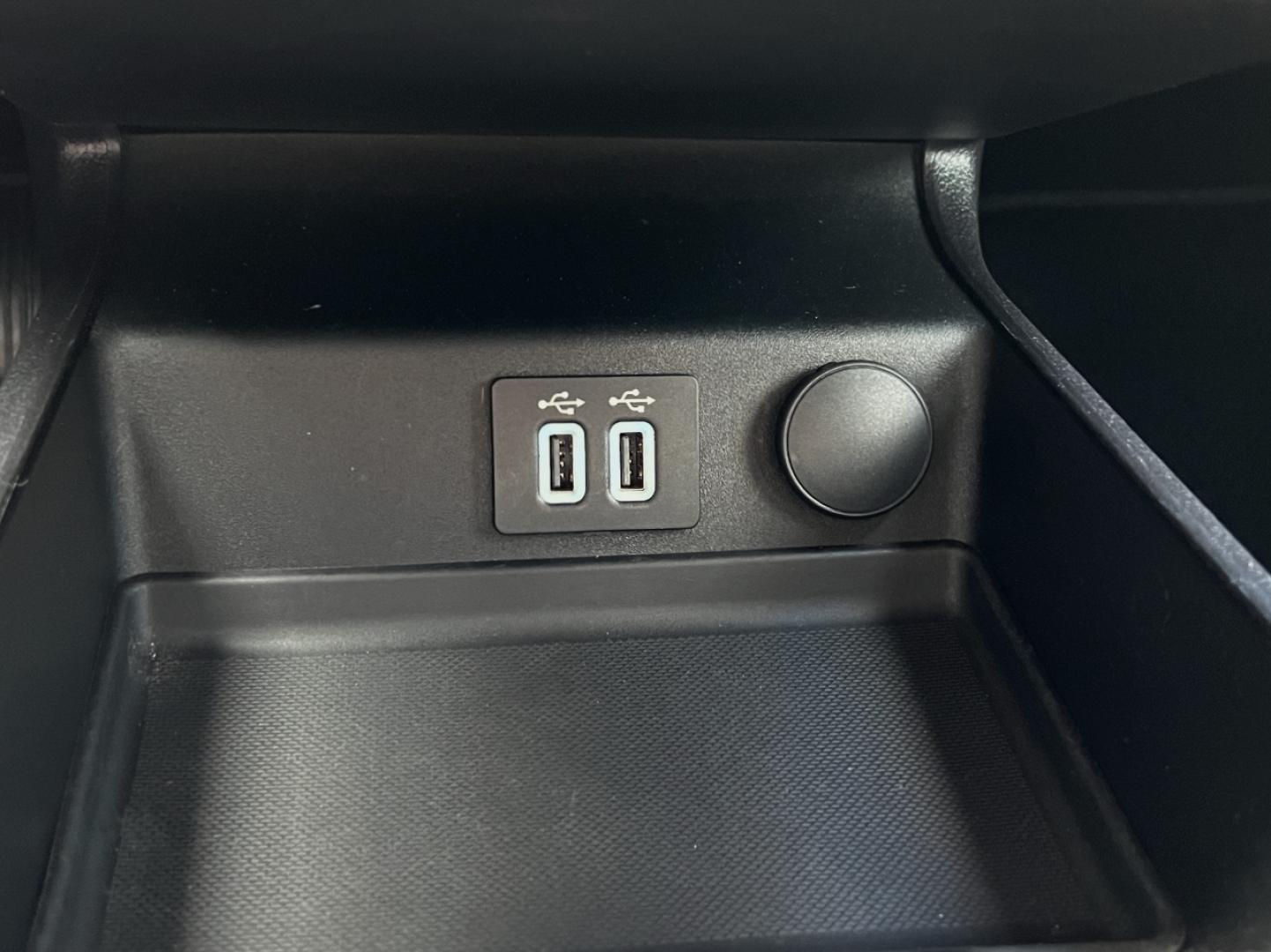 2020 SILVER /Black Leather Ford Fusion SEL (3FA6P0CD1LR) with an 1.5L 4 Cyl. engine, Automatic transmission, located at 506 S. Kingshighway, Cape Girardeau, MO, 63703, (573) 235-5000, 37.294994, -89.556206 - 2020 Ford Fusion SEL 109xxx miles Front Wheel Drive 1.5L 4 Cyl. Automatic Leather Backup Camera Power/Heated Seats Bluetooth Remote Start Cruise Power Windows/Locks/Mirrors We have financing available and we accept trades! Fill out a credit application on our website or come by today! I - Photo#27