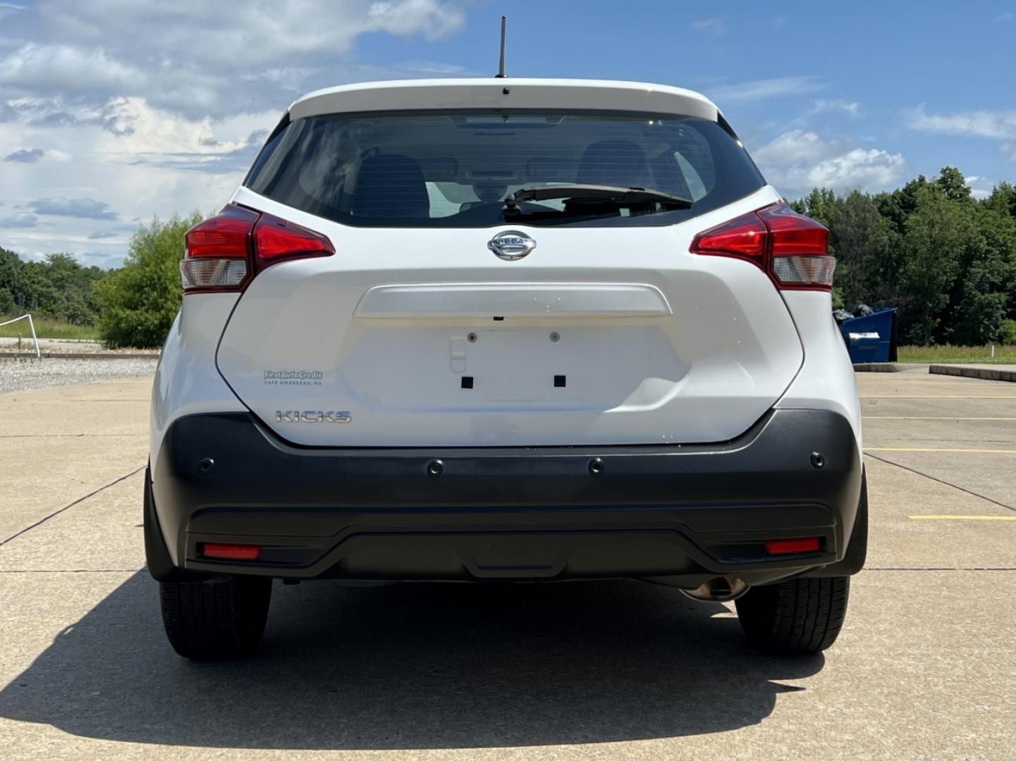 2020 WHITE /Black Cloth Nissan Kicks S (3N1CP5BV3LL) with an 1.6L 4 Cyl. engine, CVT transmission, located at 506 S. Kingshighway, Cape Girardeau, MO, 63703, (573) 235-5000, 37.294994, -89.556206 - 2020 Nissan Kicks S 1-Owner 117xxx miles Front Wheel Drive 1.6L 4 Cyl. Automatic Backup Camera Bluetooth Cruise Power Windows/Locks/Mirrors We have financing available and we accept trades! Fill out a credit application on our website or come by today! If you have any questions, give us a - Photo#8