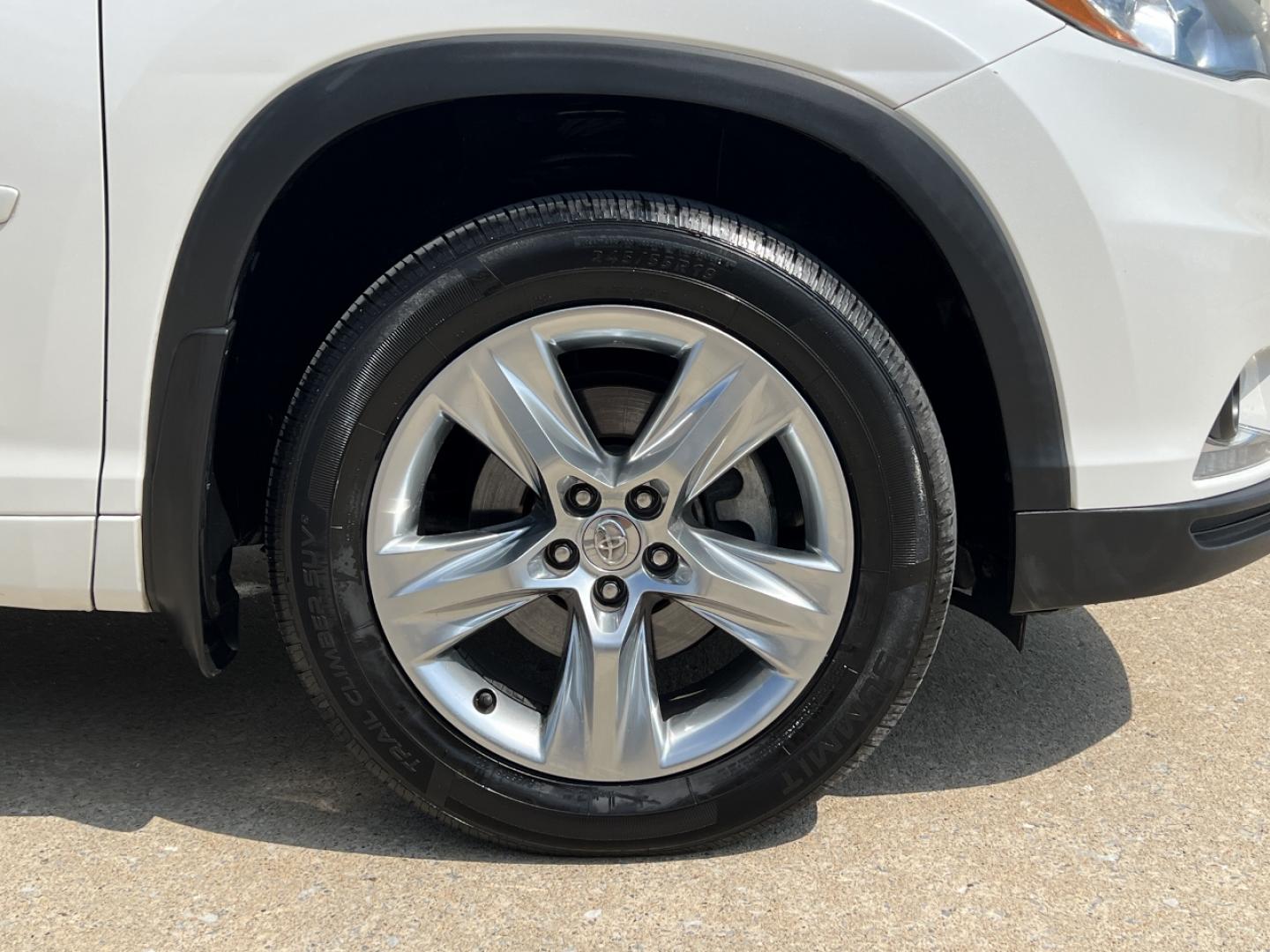 2015 WHITE /Tan Leather Toyota Highlander Limited AWD V6 (5TDDKRFH5FS) with an 3.5L V6 engine, Automatic transmission, located at 2990 Old Orchard Rd., Jackson, MO, 63755, 37.354214, -89.612106 - 2015 Toyota Highlander Limited 166xxx miles All Wheel Drive 3.5L V6 Automatic Leather 3rd Row Navigation Power/Heated/Cooled Seats Backup Camera Sunroof Bluetooth Cruise Power Windows/Locks/Mirrors We have financing available and we accept trades! Fill out a credit application on our w - Photo#44
