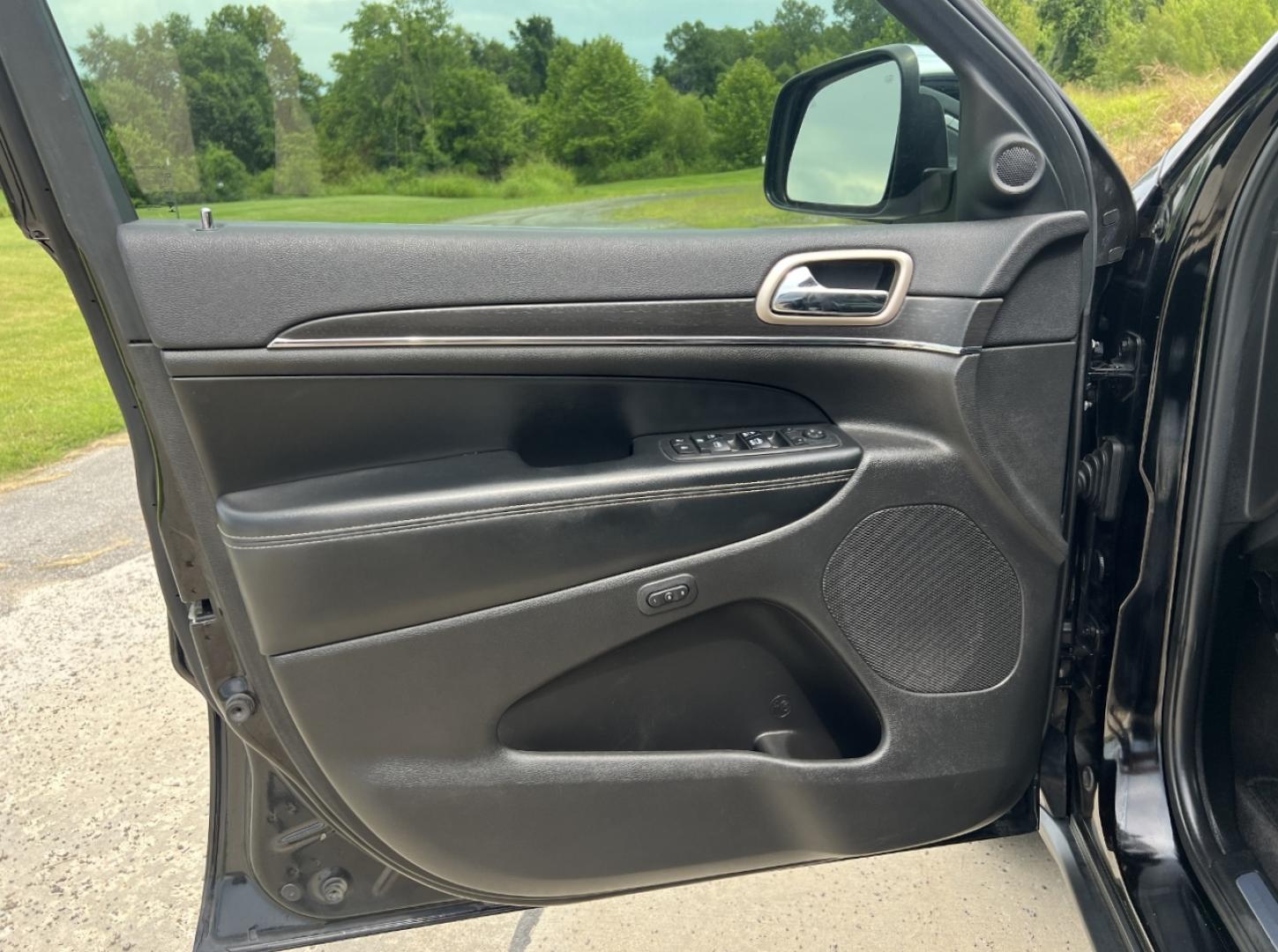 2017 BLACK /Black Leather Jeep Grand Cherokee Limited 2WD (1C4RJEBG6HC) with an 3.6L V6 engine, Automatic transmission, located at 506 S. Kingshighway, Cape Girardeau, MO, 63703, (573) 235-5000, 37.294991, -89.553635 - 2017 Jeep Grand Cherokee Limited 152xxx miles Rear Wheel Drive 3.6L V6 Automatic Leather Navigation Power/Heated/Cooled Seats Heated Rear Seats Heated Steering Wheel Backup Camera Sunroof Bluetooth Remote Start Cruise Power Windows/Locks/Mirrors We have financing available and we acc - Photo#16