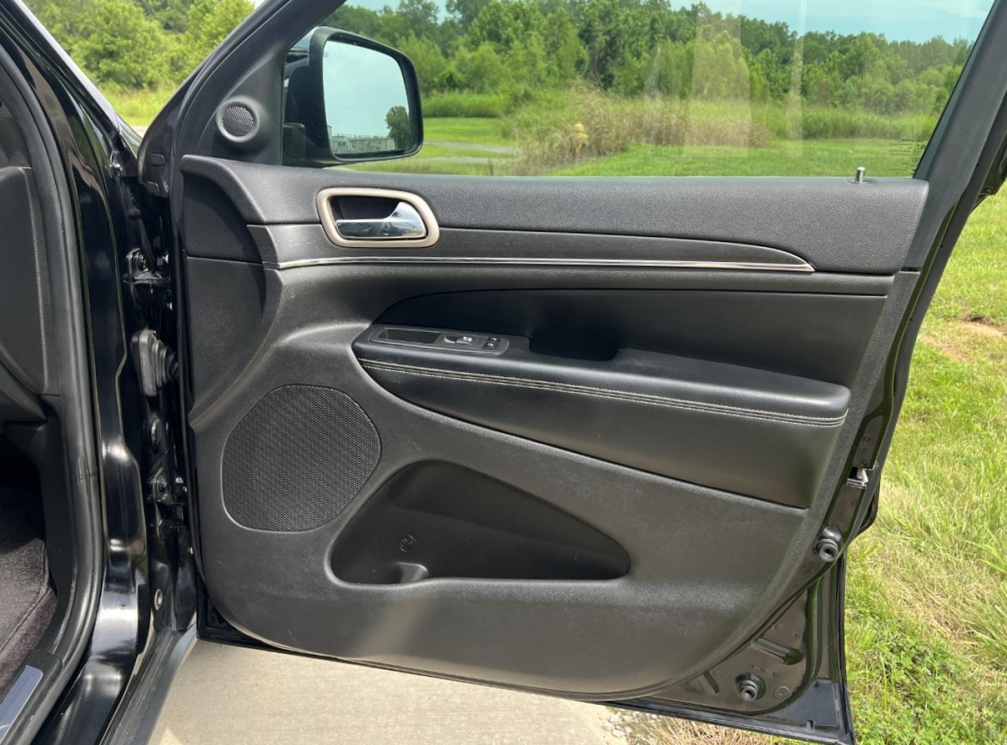 2017 BLACK /Black Leather Jeep Grand Cherokee Limited 2WD (1C4RJEBG6HC) with an 3.6L V6 engine, Automatic transmission, located at 506 S. Kingshighway, Cape Girardeau, MO, 63703, (573) 235-5000, 37.294991, -89.553635 - 2017 Jeep Grand Cherokee Limited 152xxx miles Rear Wheel Drive 3.6L V6 Automatic Leather Navigation Power/Heated/Cooled Seats Heated Rear Seats Heated Steering Wheel Backup Camera Sunroof Bluetooth Remote Start Cruise Power Windows/Locks/Mirrors We have financing available and we acc - Photo#18