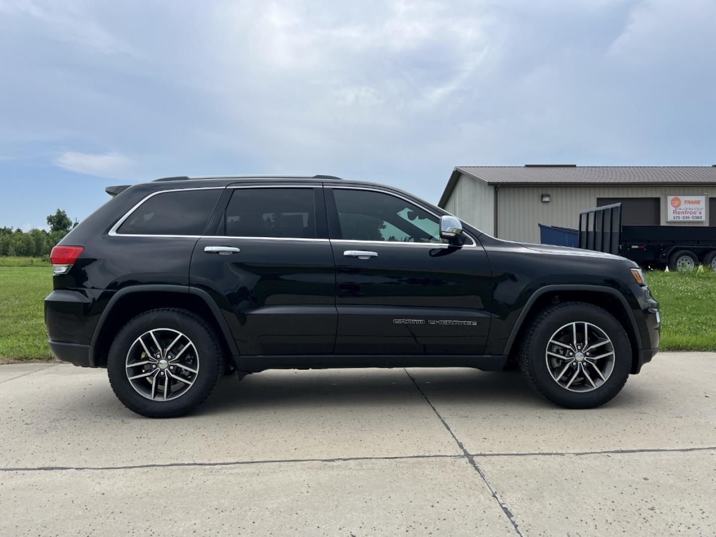 2017 BLACK /Black Leather Jeep Grand Cherokee Limited 2WD (1C4RJEBG6HC) with an 3.6L V6 engine, Automatic transmission, located at 506 S. Kingshighway, Cape Girardeau, MO, 63703, (573) 235-5000, 37.294991, -89.553635 - 2017 Jeep Grand Cherokee Limited 152xxx miles Rear Wheel Drive 3.6L V6 Automatic Leather Navigation Power/Heated/Cooled Seats Heated Rear Seats Heated Steering Wheel Backup Camera Sunroof Bluetooth Remote Start Cruise Power Windows/Locks/Mirrors We have financing available and we acc - Photo#11