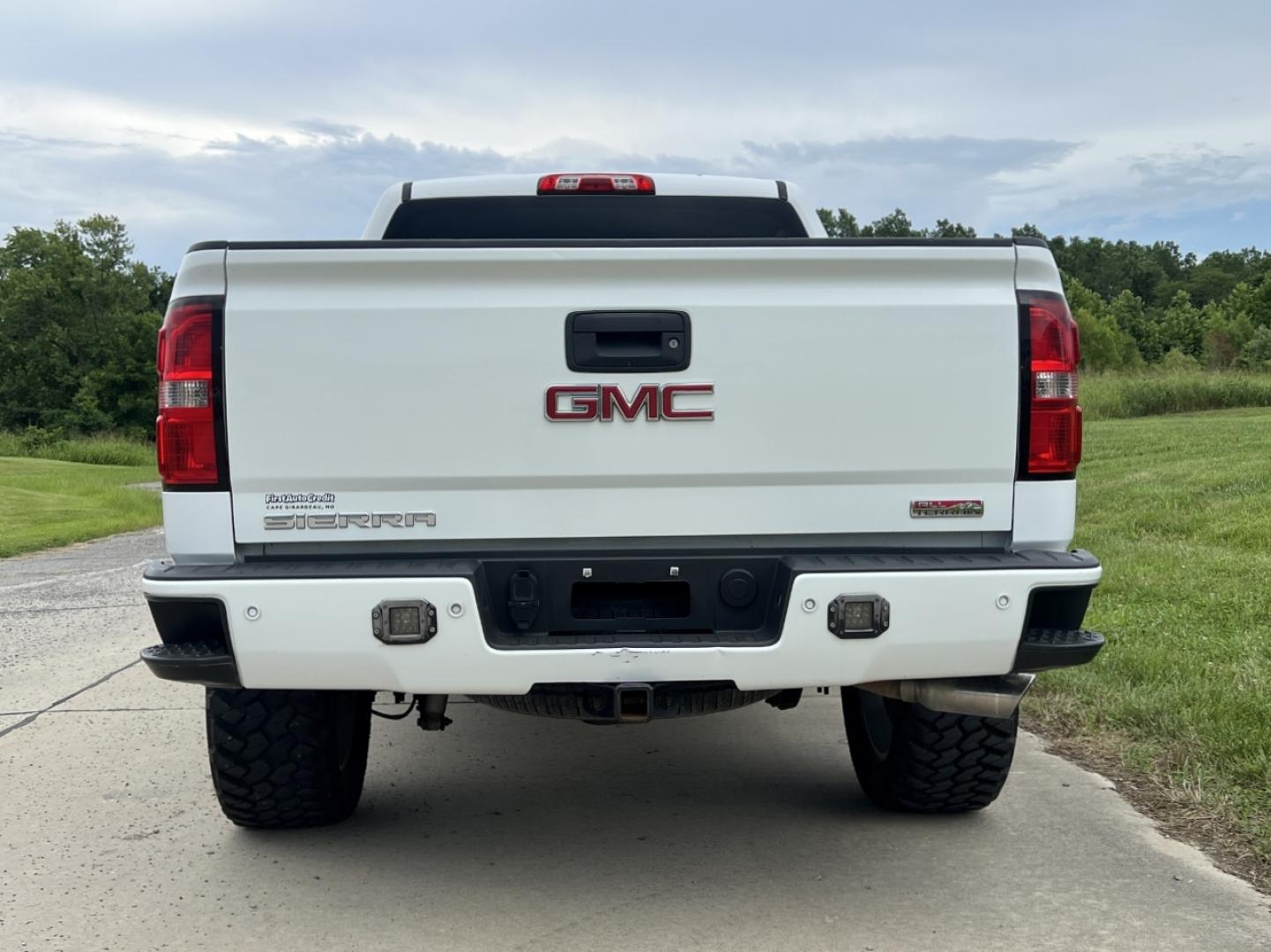 2014 WHITE /Black Leather GMC Sierra 1500 SLT Crew Cab 4WD (3GTU2VEC7EG) with an 5.3L V8 engine, Automatic transmission, located at 506 S. Kingshighway, Cape Girardeau, MO, 63703, (573) 235-5000, 37.294991, -89.553635 - 2014 GMC Sierra 1500 SLT 197xxx miles 4x4 5.3L V8 Automatic Leather Navigation Backup Camera Power/Heated Seats Heated Steering Wheel Bluetooth Cruise Power Windows/Locks/Mirrors We have financing available and we accept trades! Fill out a credit application on our website or come by to - Photo#12