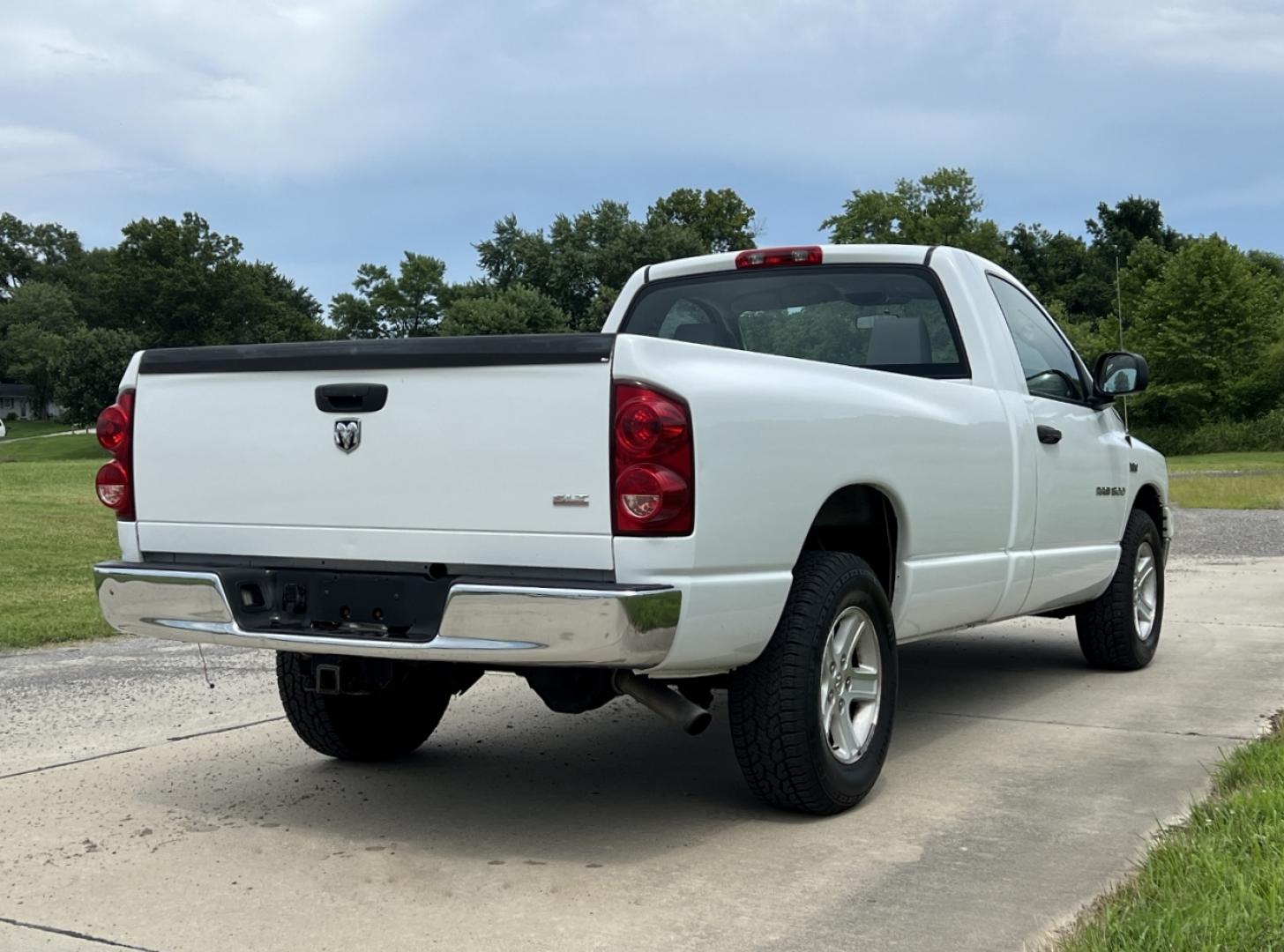 2007 WHITE /Gray Cloth Dodge Ram 1500 SLT 2WD (1D7HA16267J) with an 5.7L V8 engine, Automatic transmission, located at 506 S. Kingshighway, Cape Girardeau, MO, 63703, (573) 235-5000, 37.294991, -89.553635 - 2007 Dodge Ram 1500 SLT 1-Owner Only 86xxx miles Rear Wheel Drive 5.7L V8 Automatic Cruise Power Windows/Locks/Mirrors We have financing available and we accept trades! Fill out a credit application on our website or come by today! If you have any questions, give us a call at (573) 235-5000 - Photo#5