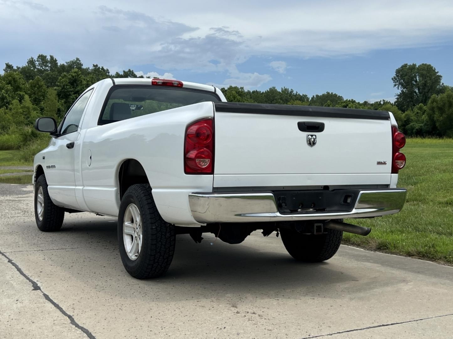 2007 WHITE /Gray Cloth Dodge Ram 1500 SLT 2WD (1D7HA16267J) with an 5.7L V8 engine, Automatic transmission, located at 506 S. Kingshighway, Cape Girardeau, MO, 63703, (573) 235-5000, 37.294991, -89.553635 - 2007 Dodge Ram 1500 SLT 1-Owner Only 86xxx miles Rear Wheel Drive 5.7L V8 Automatic Cruise Power Windows/Locks/Mirrors We have financing available and we accept trades! Fill out a credit application on our website or come by today! If you have any questions, give us a call at (573) 235-5000 - Photo#6