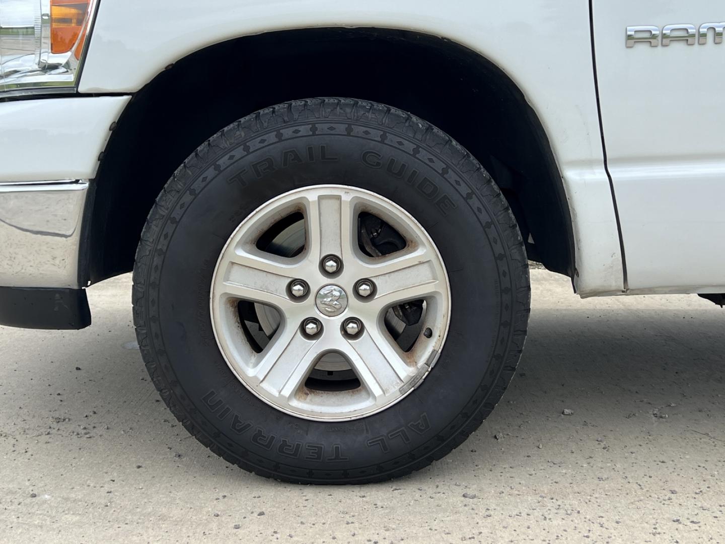 2007 WHITE /Gray Cloth Dodge Ram 1500 SLT 2WD (1D7HA16267J) with an 5.7L V8 engine, Automatic transmission, located at 506 S. Kingshighway, Cape Girardeau, MO, 63703, (573) 235-5000, 37.294991, -89.553635 - 2007 Dodge Ram 1500 SLT 1-Owner Only 86xxx miles Rear Wheel Drive 5.7L V8 Automatic Cruise Power Windows/Locks/Mirrors We have financing available and we accept trades! Fill out a credit application on our website or come by today! If you have any questions, give us a call at (573) 235-5000 - Photo#25