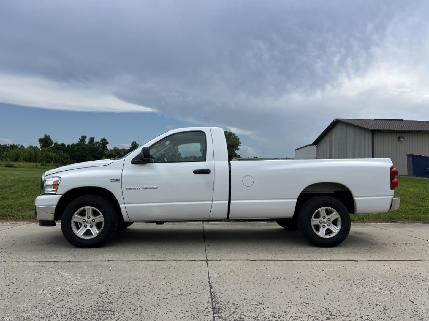 2007 WHITE /Gray Cloth Dodge Ram 1500 SLT 2WD (1D7HA16267J) with an 5.7L V8 engine, Automatic transmission, located at 506 S. Kingshighway, Cape Girardeau, MO, 63703, (573) 235-5000, 37.294991, -89.553635 - 2007 Dodge Ram 1500 SLT 1-Owner Only 86xxx miles Rear Wheel Drive 5.7L V8 Automatic Cruise Power Windows/Locks/Mirrors We have financing available and we accept trades! Fill out a credit application on our website or come by today! If you have any questions, give us a call at (573) 235-5000 - Photo#3