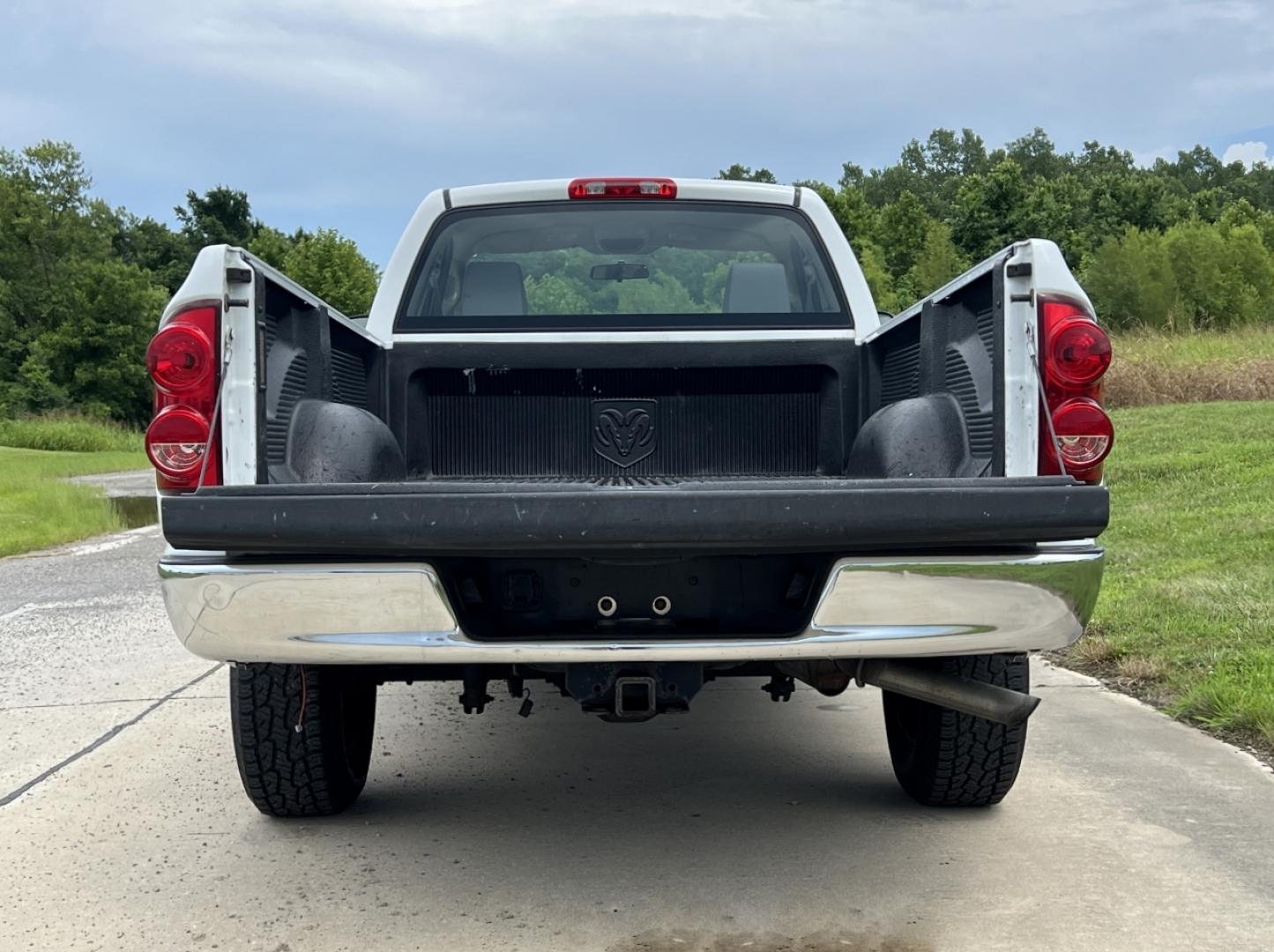 2007 WHITE /Gray Cloth Dodge Ram 1500 SLT 2WD (1D7HA16267J) with an 5.7L V8 engine, Automatic transmission, located at 506 S. Kingshighway, Cape Girardeau, MO, 63703, (573) 235-5000, 37.294991, -89.553635 - 2007 Dodge Ram 1500 SLT 1-Owner Only 86xxx miles Rear Wheel Drive 5.7L V8 Automatic Cruise Power Windows/Locks/Mirrors We have financing available and we accept trades! Fill out a credit application on our website or come by today! If you have any questions, give us a call at (573) 235-5000 - Photo#13
