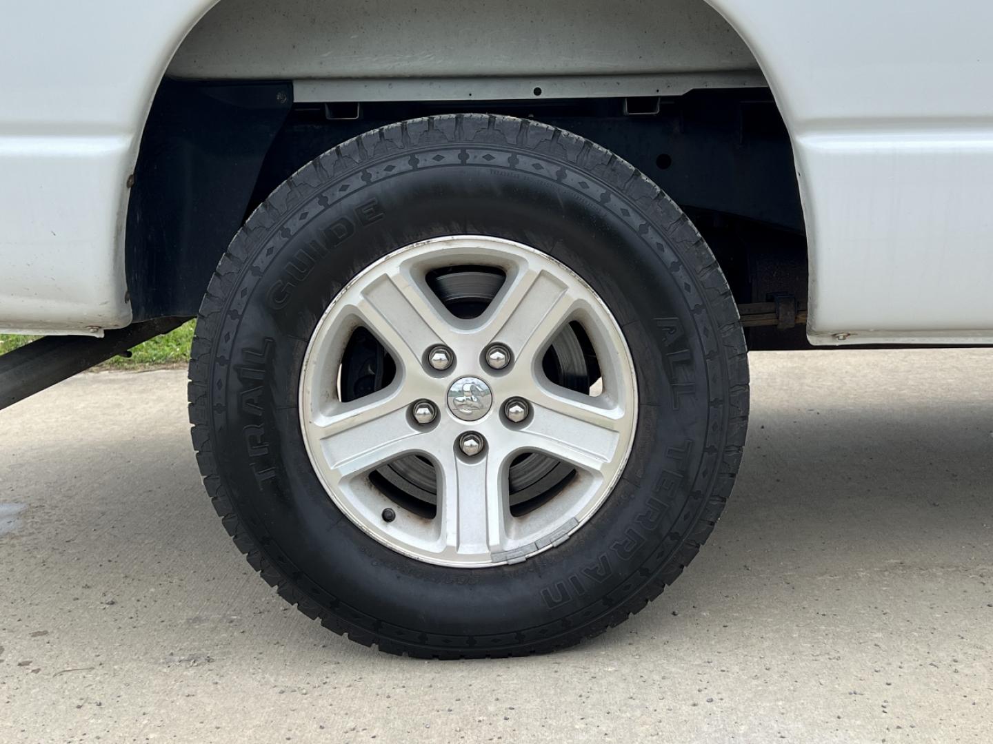 2007 WHITE /Gray Cloth Dodge Ram 1500 SLT 2WD (1D7HA16267J) with an 5.7L V8 engine, Automatic transmission, located at 506 S. Kingshighway, Cape Girardeau, MO, 63703, (573) 235-5000, 37.294991, -89.553635 - 2007 Dodge Ram 1500 SLT 1-Owner Only 86xxx miles Rear Wheel Drive 5.7L V8 Automatic Cruise Power Windows/Locks/Mirrors We have financing available and we accept trades! Fill out a credit application on our website or come by today! If you have any questions, give us a call at (573) 235-5000 - Photo#27