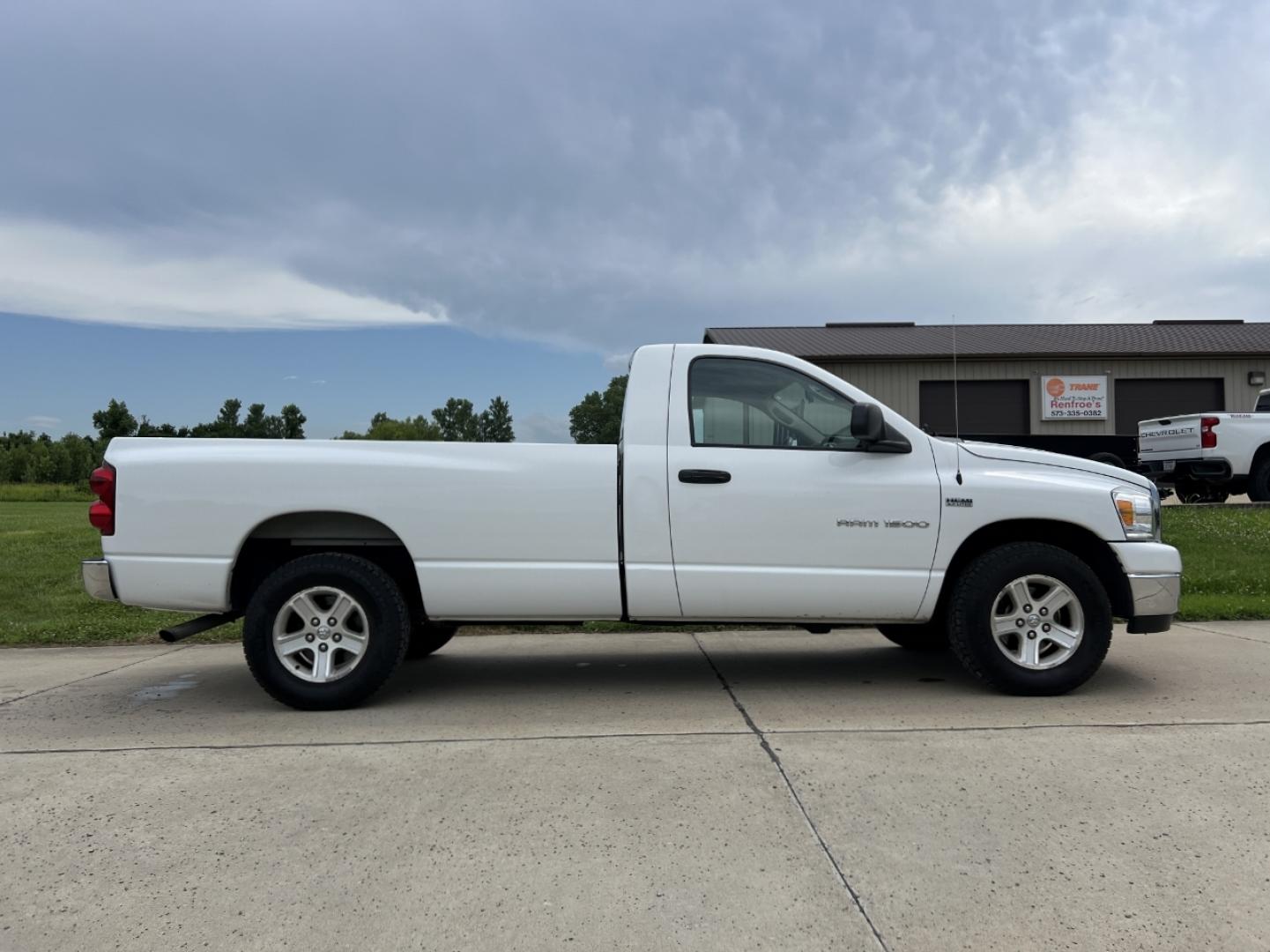 2007 WHITE /Gray Cloth Dodge Ram 1500 SLT 2WD (1D7HA16267J) with an 5.7L V8 engine, Automatic transmission, located at 506 S. Kingshighway, Cape Girardeau, MO, 63703, (573) 235-5000, 37.294991, -89.553635 - 2007 Dodge Ram 1500 SLT 1-Owner Only 86xxx miles Rear Wheel Drive 5.7L V8 Automatic Cruise Power Windows/Locks/Mirrors We have financing available and we accept trades! Fill out a credit application on our website or come by today! If you have any questions, give us a call at (573) 235-5000 - Photo#4