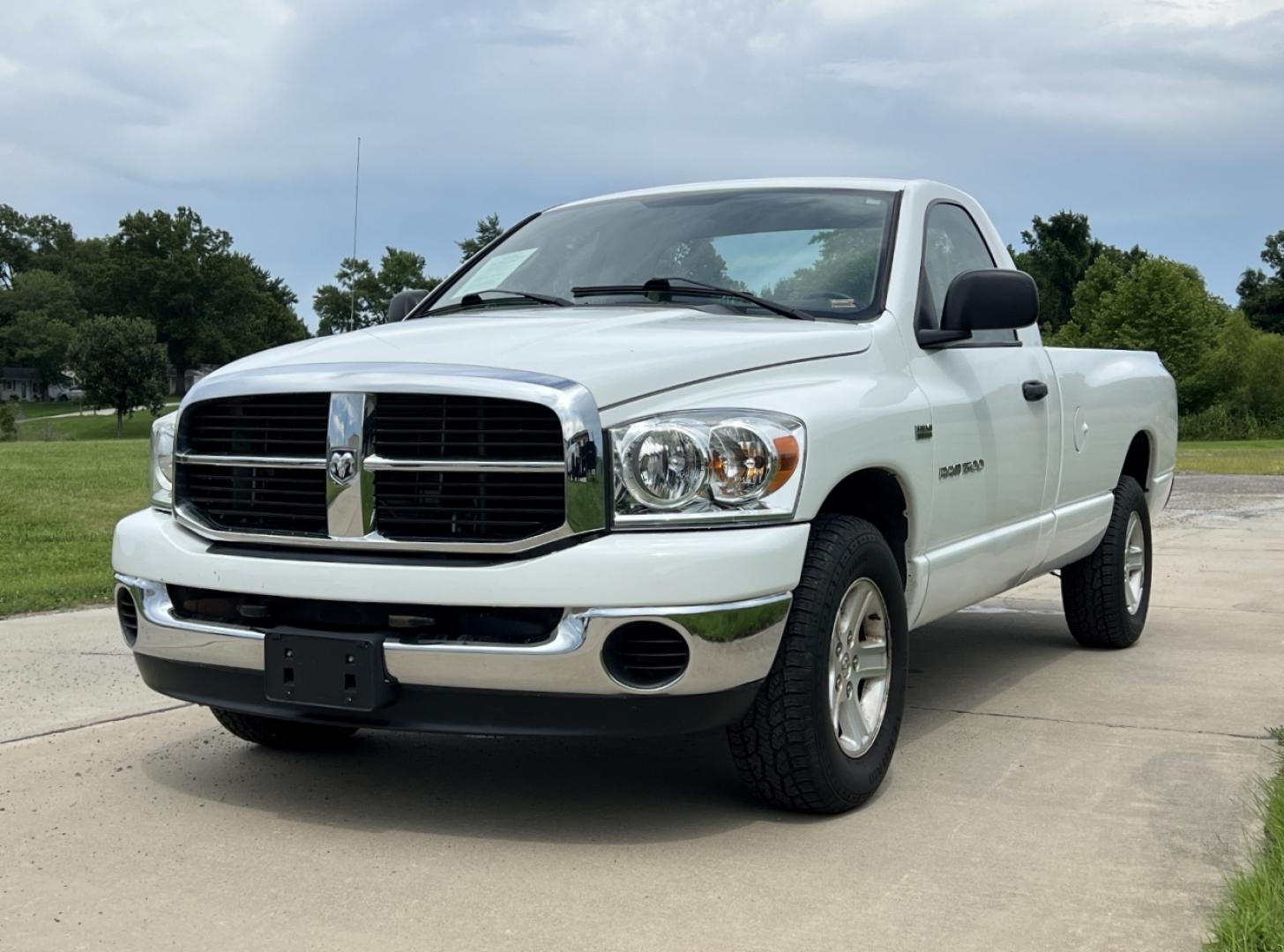 2007 WHITE /Gray Cloth Dodge Ram 1500 SLT 2WD (1D7HA16267J) with an 5.7L V8 engine, Automatic transmission, located at 506 S. Kingshighway, Cape Girardeau, MO, 63703, (573) 235-5000, 37.294991, -89.553635 - 2007 Dodge Ram 1500 SLT 1-Owner Only 86xxx miles Rear Wheel Drive 5.7L V8 Automatic Cruise Power Windows/Locks/Mirrors We have financing available and we accept trades! Fill out a credit application on our website or come by today! If you have any questions, give us a call at (573) 235-5000 - Photo#2