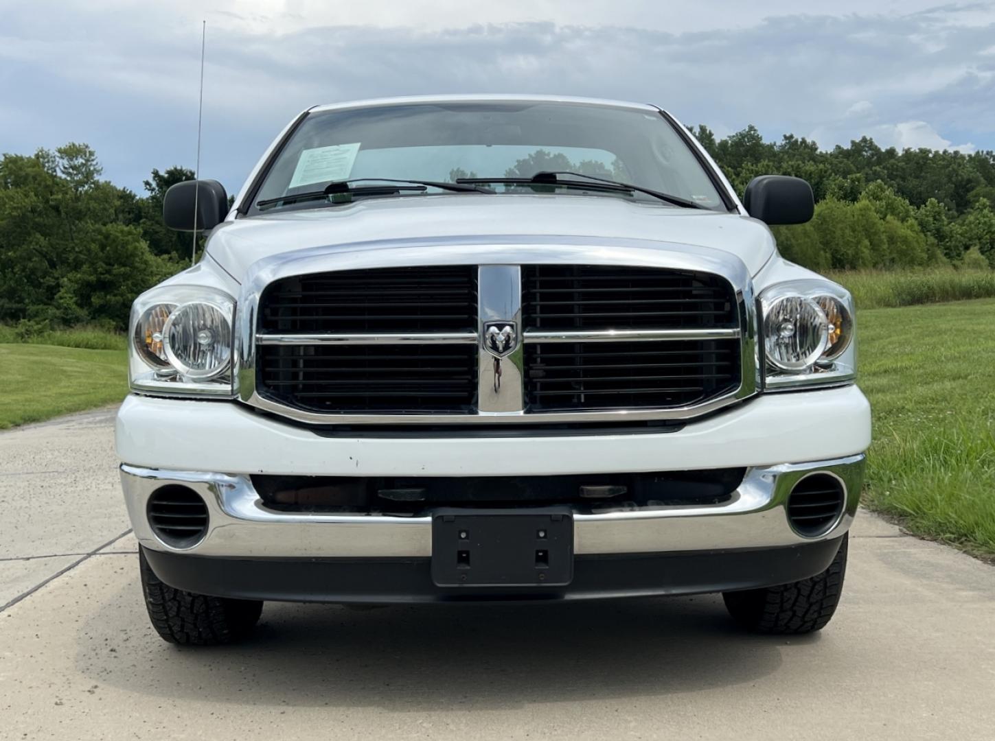 2007 WHITE /Gray Cloth Dodge Ram 1500 SLT 2WD (1D7HA16267J) with an 5.7L V8 engine, Automatic transmission, located at 506 S. Kingshighway, Cape Girardeau, MO, 63703, (573) 235-5000, 37.294991, -89.553635 - 2007 Dodge Ram 1500 SLT 1-Owner Only 86xxx miles Rear Wheel Drive 5.7L V8 Automatic Cruise Power Windows/Locks/Mirrors We have financing available and we accept trades! Fill out a credit application on our website or come by today! If you have any questions, give us a call at (573) 235-5000 - Photo#8
