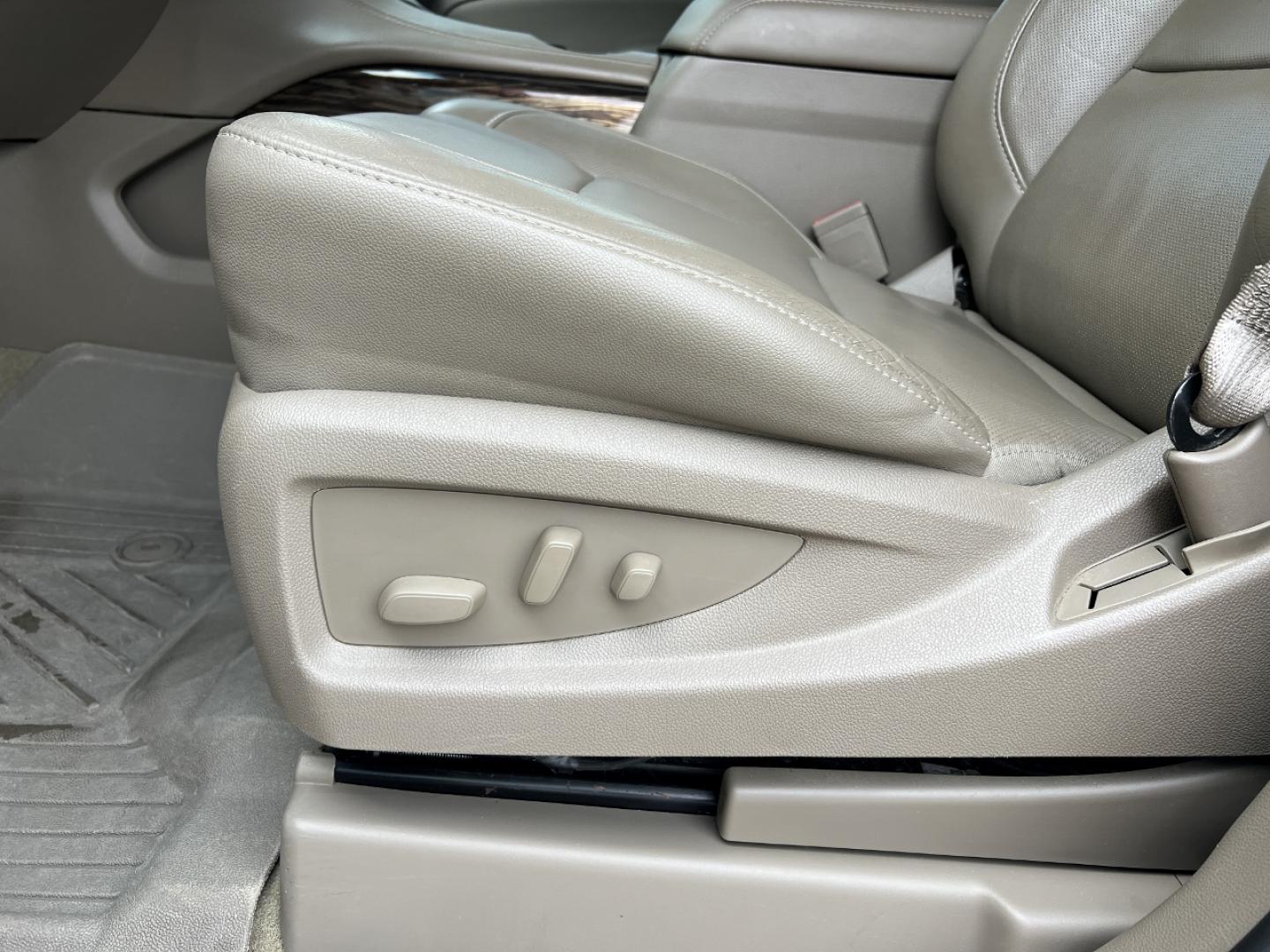 2016 WHITE /Tan Leather GMC Yukon SLT 2WD (1GKS1BKC4GR) with an 5.3L V8 engine, Automatic transmission, located at 506 S. Kingshighway, Cape Girardeau, MO, 63703, (573) 235-5000, 37.294991, -89.553635 - 2016 GMC Yukon SLT 151xxx miles Rear Wheel Drive 5.3L V8 Automatic Leather 3rd Row Navigation Rear Entertainment Power/Heated/Cooled Seats Heated Rear Seats Backup Camera Sunroof Bluetooth Remote Start Cruise Power Windows/Locks/Mirrors We have financing available and we accept trad - Photo#6