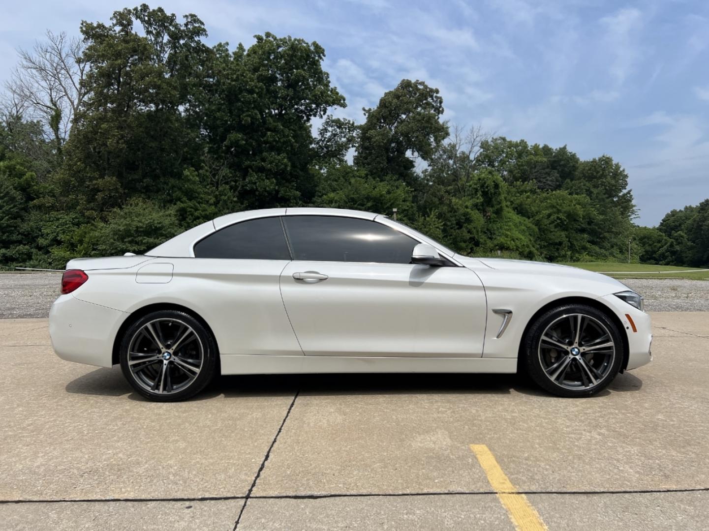 2018 WHITE /Blue Leather BMW 4-Series 440i convertible (WBA4Z7C58JE) with an 3.0L V6 DOHC 24V engine, Automatic transmission, located at 2990 Old Orchard Rd., Jackson, MO, 63755, 37.354214, -89.612106 - 2018 BMW 440i Only 45xxx miles All Wheel Drive 3.0L I6 Automatic Leather Navigation Power/Heated Seats Backup Camera Bluetooth Cruise Power Windows/Locks/Mirrors We have financing available and we accept trades! Fill out a credit application on our website or come by today! If you have - Photo#11