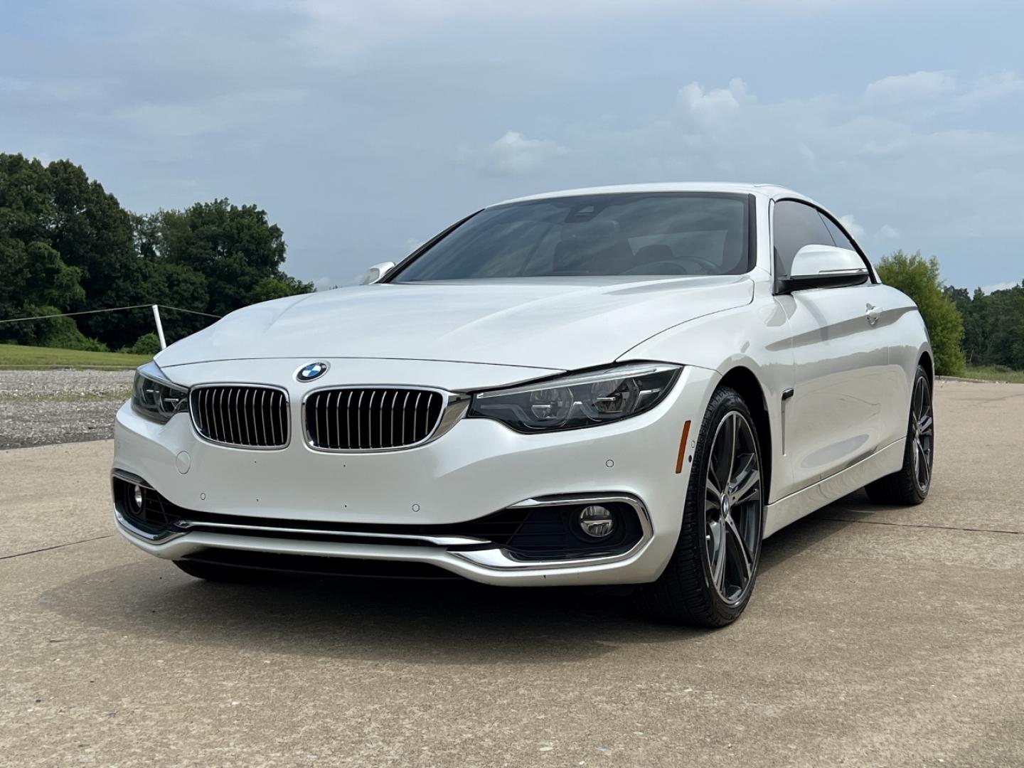 2018 WHITE /Blue Leather BMW 4-Series 440i convertible (WBA4Z7C58JE) with an 3.0L V6 DOHC 24V engine, Automatic transmission, located at 2990 Old Orchard Rd., Jackson, MO, 63755, 37.354214, -89.612106 - 2018 BMW 440i Only 45xxx miles All Wheel Drive 3.0L I6 Automatic Leather Navigation Power/Heated Seats Backup Camera Bluetooth Cruise Power Windows/Locks/Mirrors We have financing available and we accept trades! Fill out a credit application on our website or come by today! If you have - Photo#9