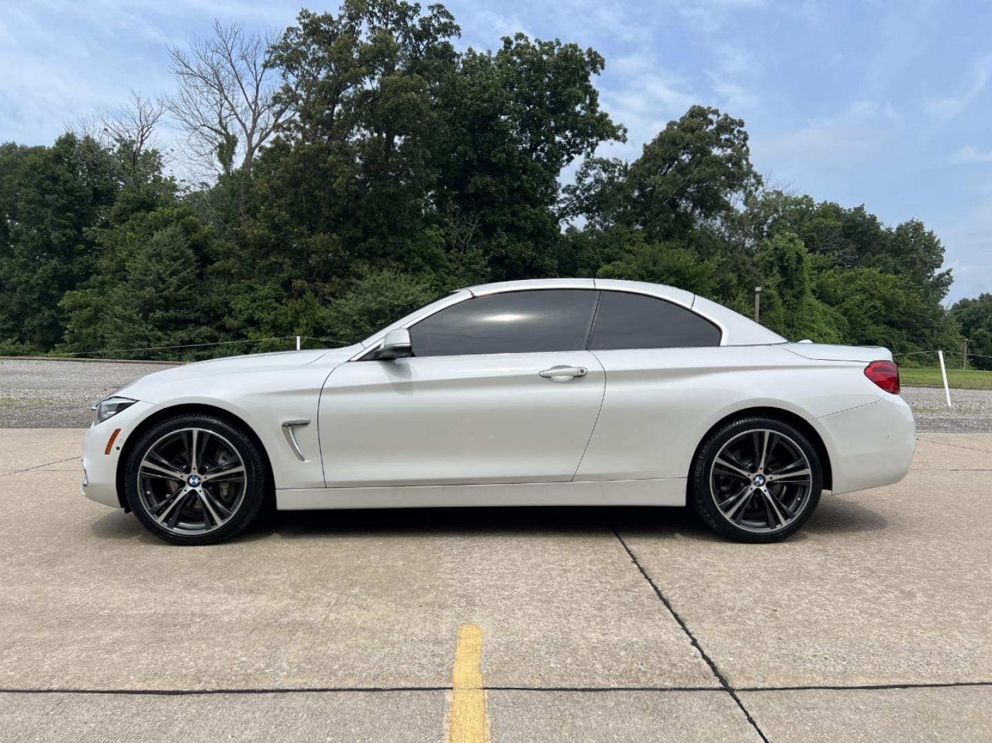 2018 WHITE /Blue Leather BMW 4-Series 440i convertible (WBA4Z7C58JE) with an 3.0L V6 DOHC 24V engine, Automatic transmission, located at 2990 Old Orchard Rd., Jackson, MO, 63755, 37.354214, -89.612106 - 2018 BMW 440i Only 45xxx miles All Wheel Drive 3.0L I6 Automatic Leather Navigation Power/Heated Seats Backup Camera Bluetooth Cruise Power Windows/Locks/Mirrors We have financing available and we accept trades! Fill out a credit application on our website or come by today! If you have - Photo#10
