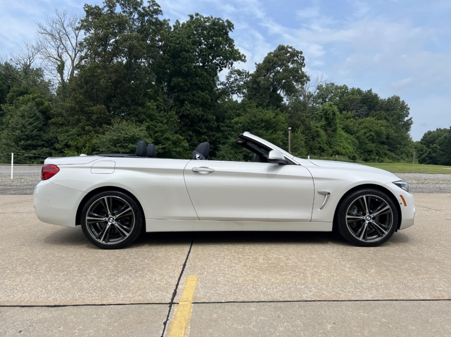 2018 WHITE /Blue Leather BMW 4-Series 440i convertible (WBA4Z7C58JE) with an 3.0L V6 DOHC 24V engine, Automatic transmission, located at 2990 Old Orchard Rd., Jackson, MO, 63755, 37.354214, -89.612106 - 2018 BMW 440i Only 45xxx miles All Wheel Drive 3.0L I6 Automatic Leather Navigation Power/Heated Seats Backup Camera Bluetooth Cruise Power Windows/Locks/Mirrors We have financing available and we accept trades! Fill out a credit application on our website or come by today! If you have - Photo#6