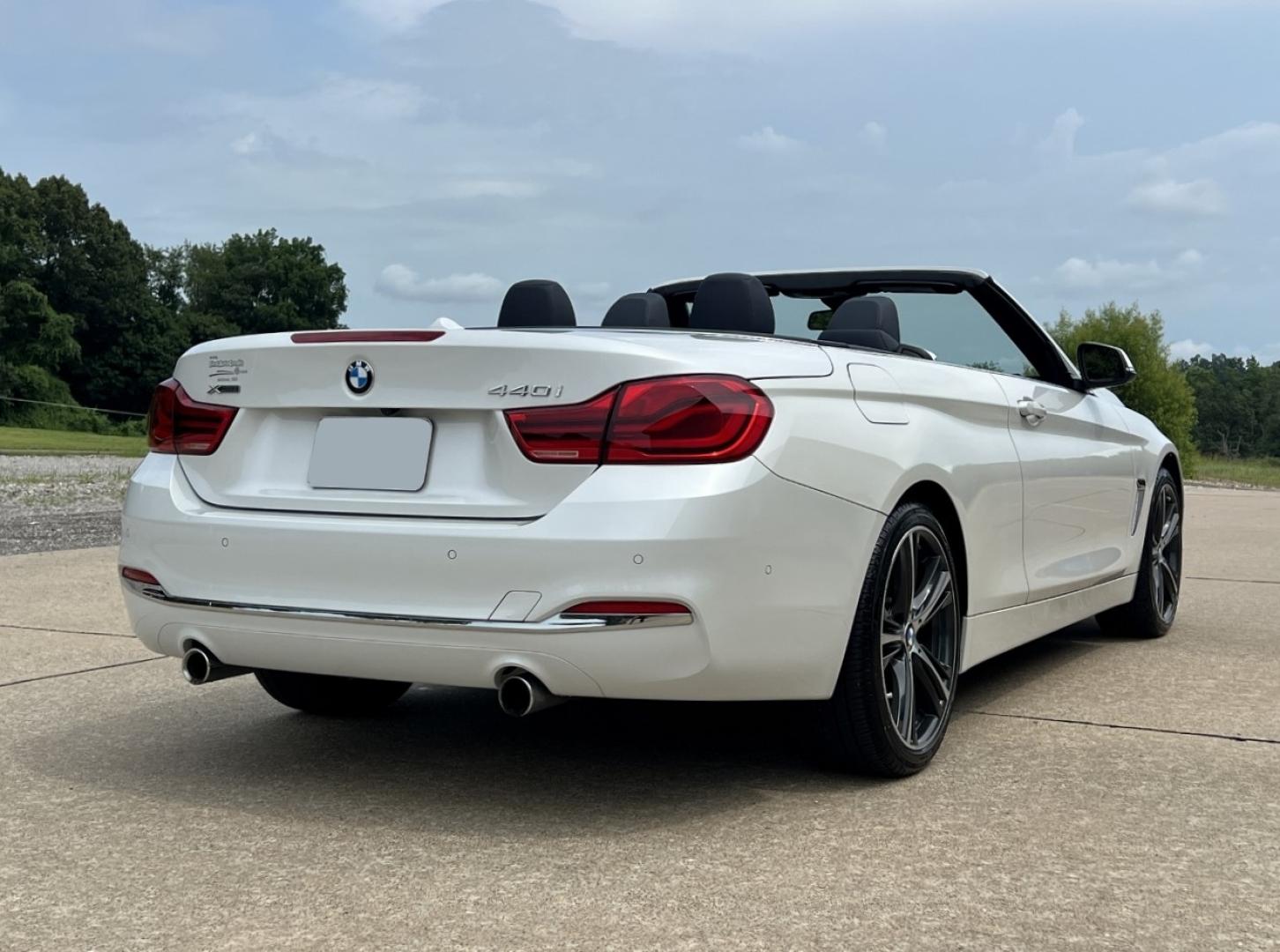 2018 WHITE /Blue Leather BMW 4-Series 440i convertible (WBA4Z7C58JE) with an 3.0L V6 DOHC 24V engine, Automatic transmission, located at 2990 Old Orchard Rd., Jackson, MO, 63755, 37.354214, -89.612106 - 2018 BMW 440i Only 45xxx miles All Wheel Drive 3.0L I6 Automatic Leather Navigation Power/Heated Seats Backup Camera Bluetooth Cruise Power Windows/Locks/Mirrors We have financing available and we accept trades! Fill out a credit application on our website or come by today! If you have - Photo#7
