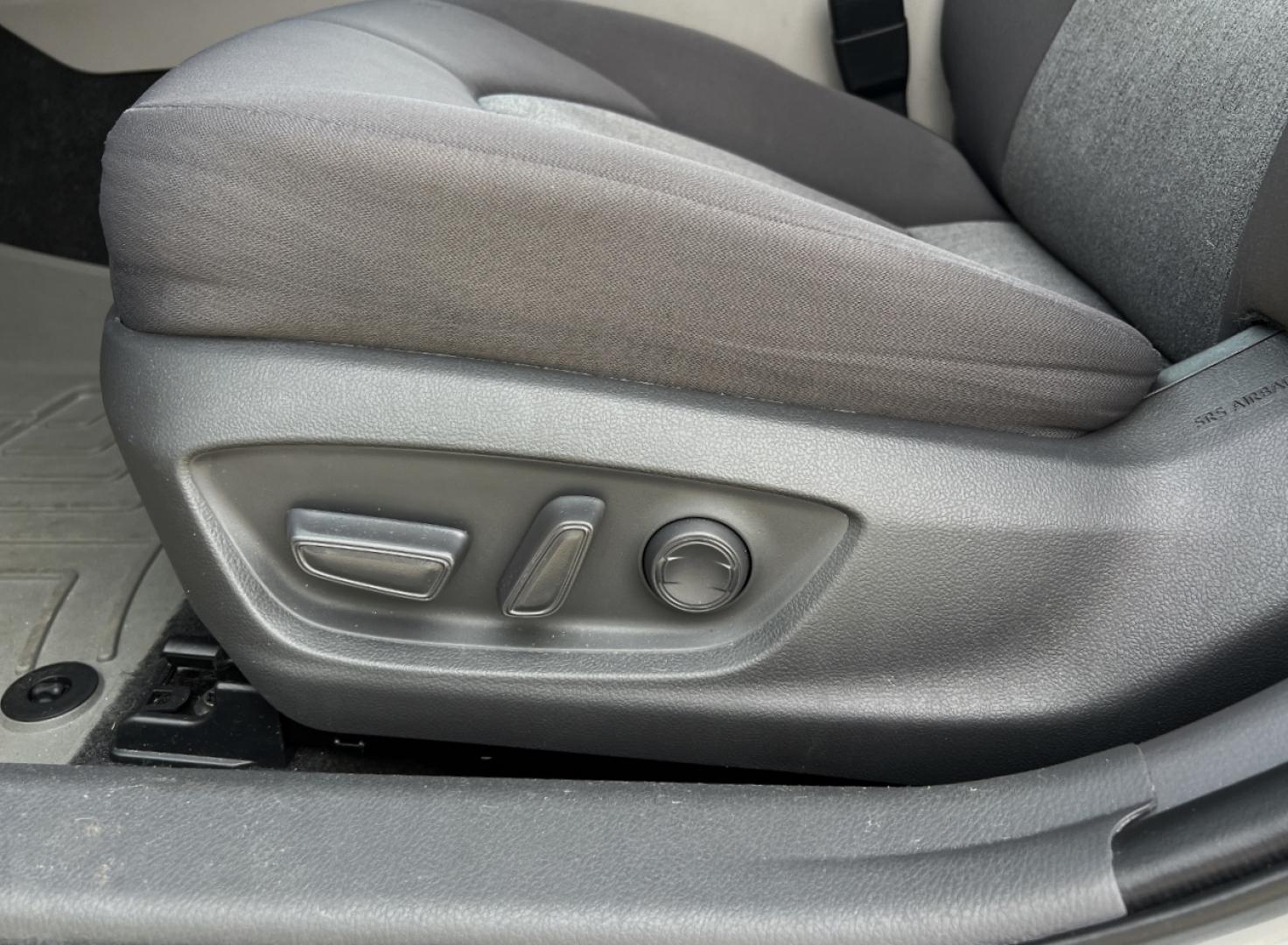2020 SILVER /Gray Cloth Toyota Camry LE (4T1C11AK0LU) with an 2.5L 4 Cyl. engine, Automatic transmission, located at 506 S. Kingshighway, Cape Girardeau, MO, 63703, (573) 235-5000, 37.294991, -89.553635 - 2020 Toyota Camry LE 1-Owner Only 21xxx miles Front Wheel Drive 2.5L 4 Cyl. Automatic Backup Camera Power Driver Seat Bluetooth Cruise Power Windows/Locks/Mirrors We have financing available and we accept trades! Fill out a credit application on our website or come by today! If you have - Photo#3