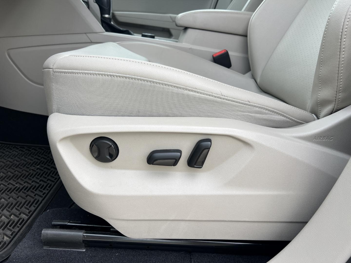 2019 BLUE /Tan Leather Volkswagen Atlas V6 SE w/Technology AWD (1V2UR2CAXKC) with an 3.6L V6 engine, Automatic transmission, located at 506 S. Kingshighway, Cape Girardeau, MO, 63703, (573) 235-5000, 37.294991, -89.553635 - 2019 Volkswagen Atlas SE 1-Owner 101xxx miles All Wheel Drive 3.6L V6 Automatic Leather 3rd Row Backup Camera Bluetooth Remote Start Cruise Power Windows/Locks/Mirrors We have financing available and we accept trades! Fill out a credit application on our website or come by today! If yo - Photo#4