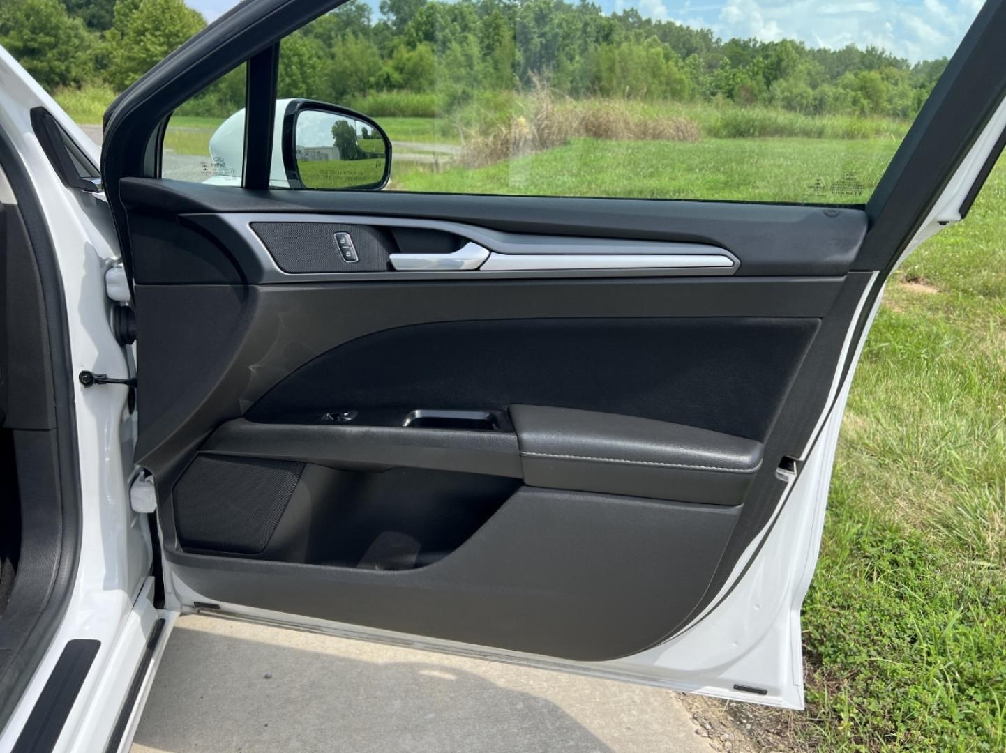 2014 WHITE /Black Cloth Ford Fusion SE (1FA6P0HD8E5) with an 1.5L 4 Cyl. engine, Automatic transmission, located at 506 S. Kingshighway, Cape Girardeau, MO, 63703, (573) 235-5000, 37.294991, -89.553635 - 2014 Ford Fusion SE 1-Owner Only 79xxx miles Front Wheel Drive 1.5L 4 Cyl. Automatic Power Driver Seat Bluetooth Cruise Power Windows/Locks/Mirrors We have financing available and we accept trades! Fill out a credit application on our website or come by today! If you have any questions, g - Photo#12