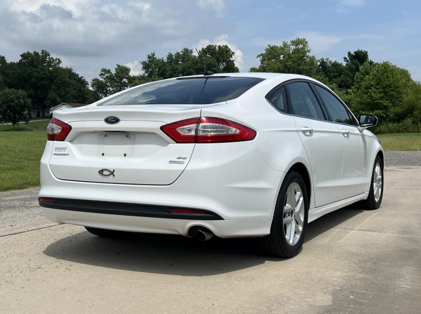 2014 WHITE /Black Cloth Ford Fusion SE (1FA6P0HD8E5) with an 1.5L 4 Cyl. engine, Automatic transmission, located at 506 S. Kingshighway, Cape Girardeau, MO, 63703, (573) 235-5000, 37.294991, -89.553635 - 2014 Ford Fusion SE 1-Owner Only 79xxx miles Front Wheel Drive 1.5L 4 Cyl. Automatic Power Driver Seat Bluetooth Cruise Power Windows/Locks/Mirrors We have financing available and we accept trades! Fill out a credit application on our website or come by today! If you have any questions, g - Photo#6