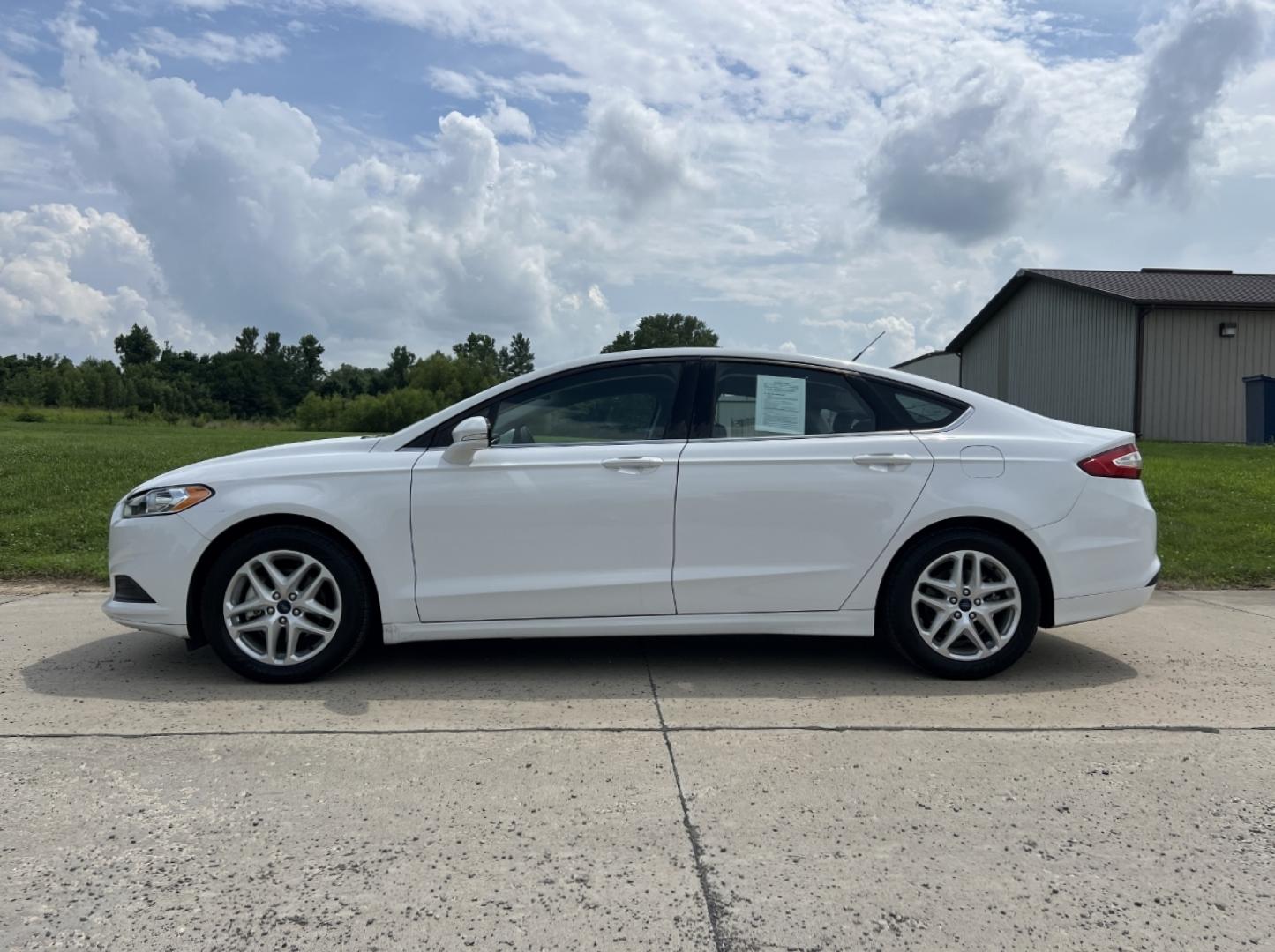 2014 WHITE /Black Cloth Ford Fusion SE (1FA6P0HD8E5) with an 1.5L 4 Cyl. engine, Automatic transmission, located at 506 S. Kingshighway, Cape Girardeau, MO, 63703, (573) 235-5000, 37.294991, -89.553635 - 2014 Ford Fusion SE 1-Owner Only 79xxx miles Front Wheel Drive 1.5L 4 Cyl. Automatic Power Driver Seat Bluetooth Cruise Power Windows/Locks/Mirrors We have financing available and we accept trades! Fill out a credit application on our website or come by today! If you have any questions, g - Photo#4