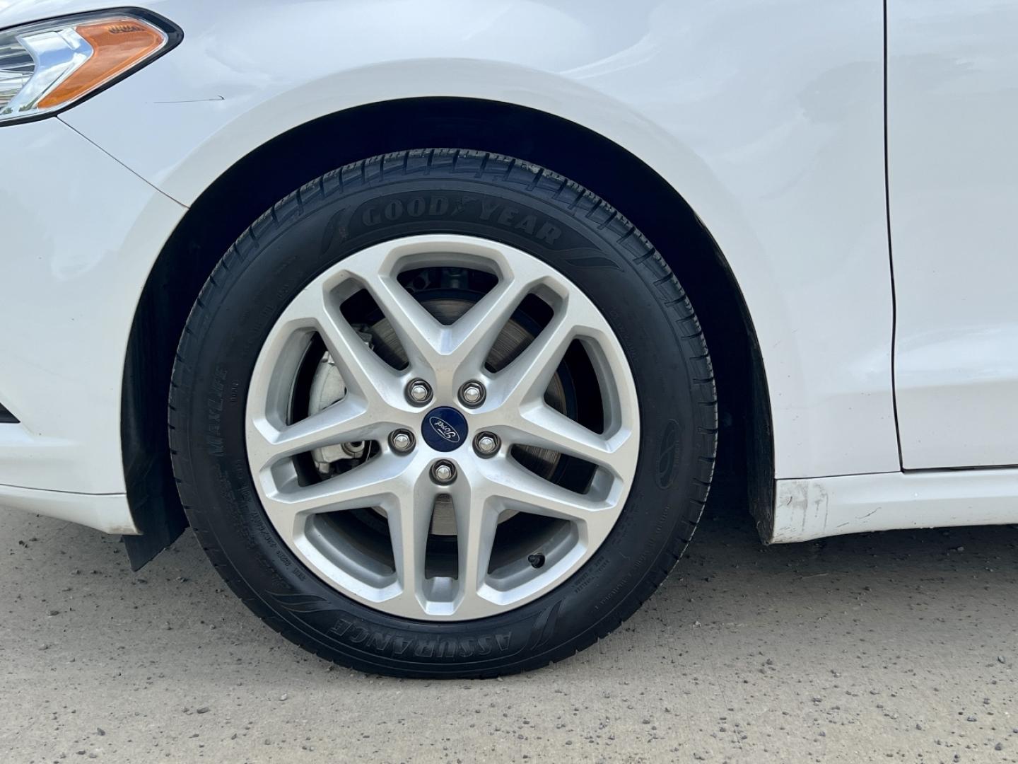 2014 WHITE /Black Cloth Ford Fusion SE (1FA6P0HD8E5) with an 1.5L 4 Cyl. engine, Automatic transmission, located at 506 S. Kingshighway, Cape Girardeau, MO, 63703, (573) 235-5000, 37.294991, -89.553635 - 2014 Ford Fusion SE 1-Owner Only 79xxx miles Front Wheel Drive 1.5L 4 Cyl. Automatic Power Driver Seat Bluetooth Cruise Power Windows/Locks/Mirrors We have financing available and we accept trades! Fill out a credit application on our website or come by today! If you have any questions, g - Photo#31