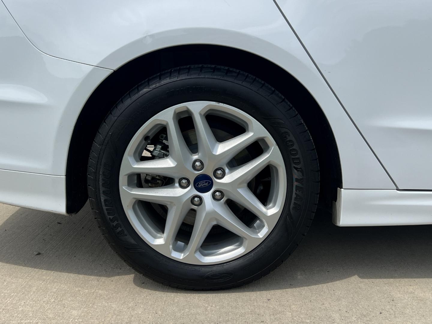 2014 WHITE /Black Cloth Ford Fusion SE (1FA6P0HD8E5) with an 1.5L 4 Cyl. engine, Automatic transmission, located at 506 S. Kingshighway, Cape Girardeau, MO, 63703, (573) 235-5000, 37.294991, -89.553635 - 2014 Ford Fusion SE 1-Owner Only 79xxx miles Front Wheel Drive 1.5L 4 Cyl. Automatic Power Driver Seat Bluetooth Cruise Power Windows/Locks/Mirrors We have financing available and we accept trades! Fill out a credit application on our website or come by today! If you have any questions, g - Photo#33