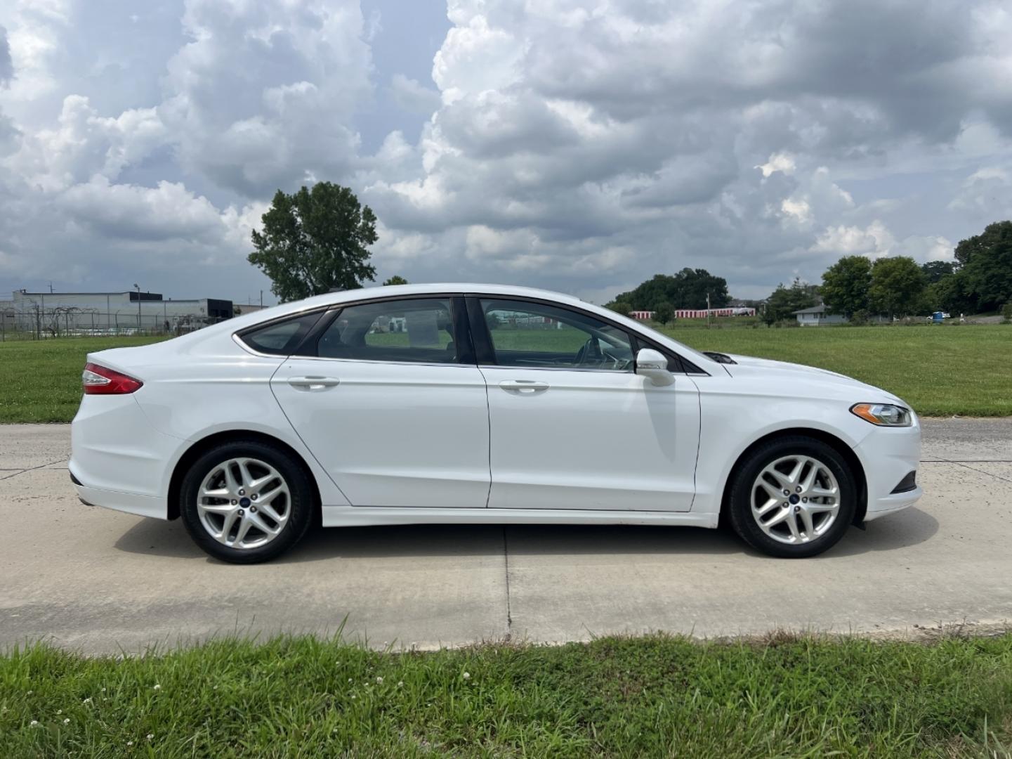 2014 WHITE /Black Cloth Ford Fusion SE (1FA6P0HD8E5) with an 1.5L 4 Cyl. engine, Automatic transmission, located at 506 S. Kingshighway, Cape Girardeau, MO, 63703, (573) 235-5000, 37.294991, -89.553635 - 2014 Ford Fusion SE 1-Owner Only 79xxx miles Front Wheel Drive 1.5L 4 Cyl. Automatic Power Driver Seat Bluetooth Cruise Power Windows/Locks/Mirrors We have financing available and we accept trades! Fill out a credit application on our website or come by today! If you have any questions, g - Photo#5