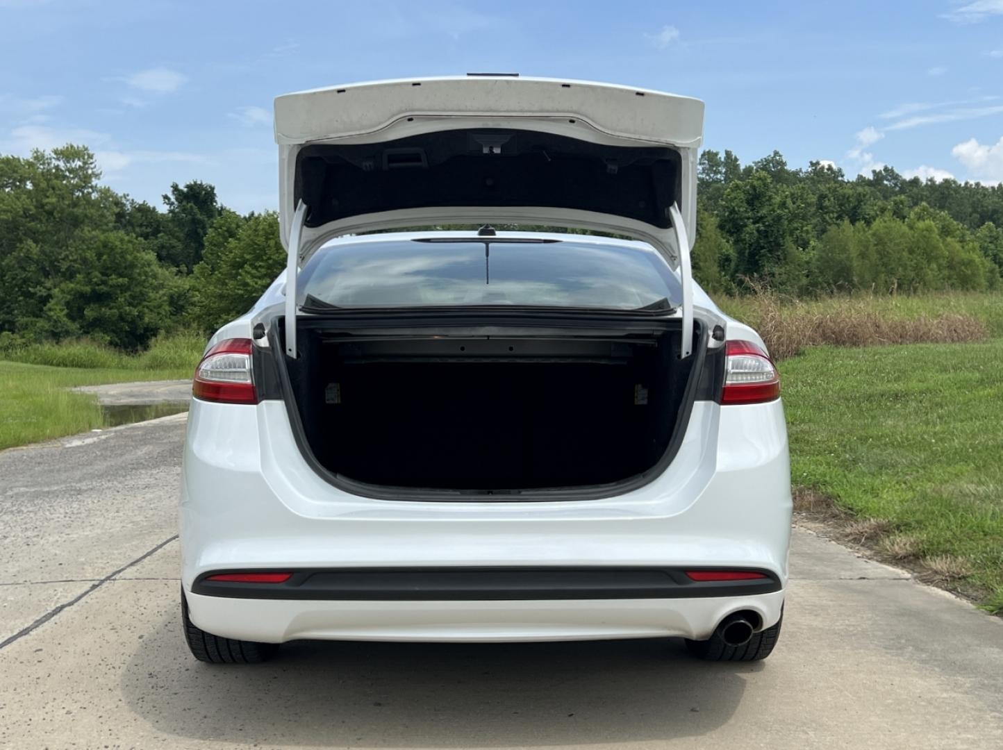 2014 WHITE /Black Cloth Ford Fusion SE (1FA6P0HD8E5) with an 1.5L 4 Cyl. engine, Automatic transmission, located at 506 S. Kingshighway, Cape Girardeau, MO, 63703, (573) 235-5000, 37.294991, -89.553635 - 2014 Ford Fusion SE 1-Owner Only 79xxx miles Front Wheel Drive 1.5L 4 Cyl. Automatic Power Driver Seat Bluetooth Cruise Power Windows/Locks/Mirrors We have financing available and we accept trades! Fill out a credit application on our website or come by today! If you have any questions, g - Photo#16