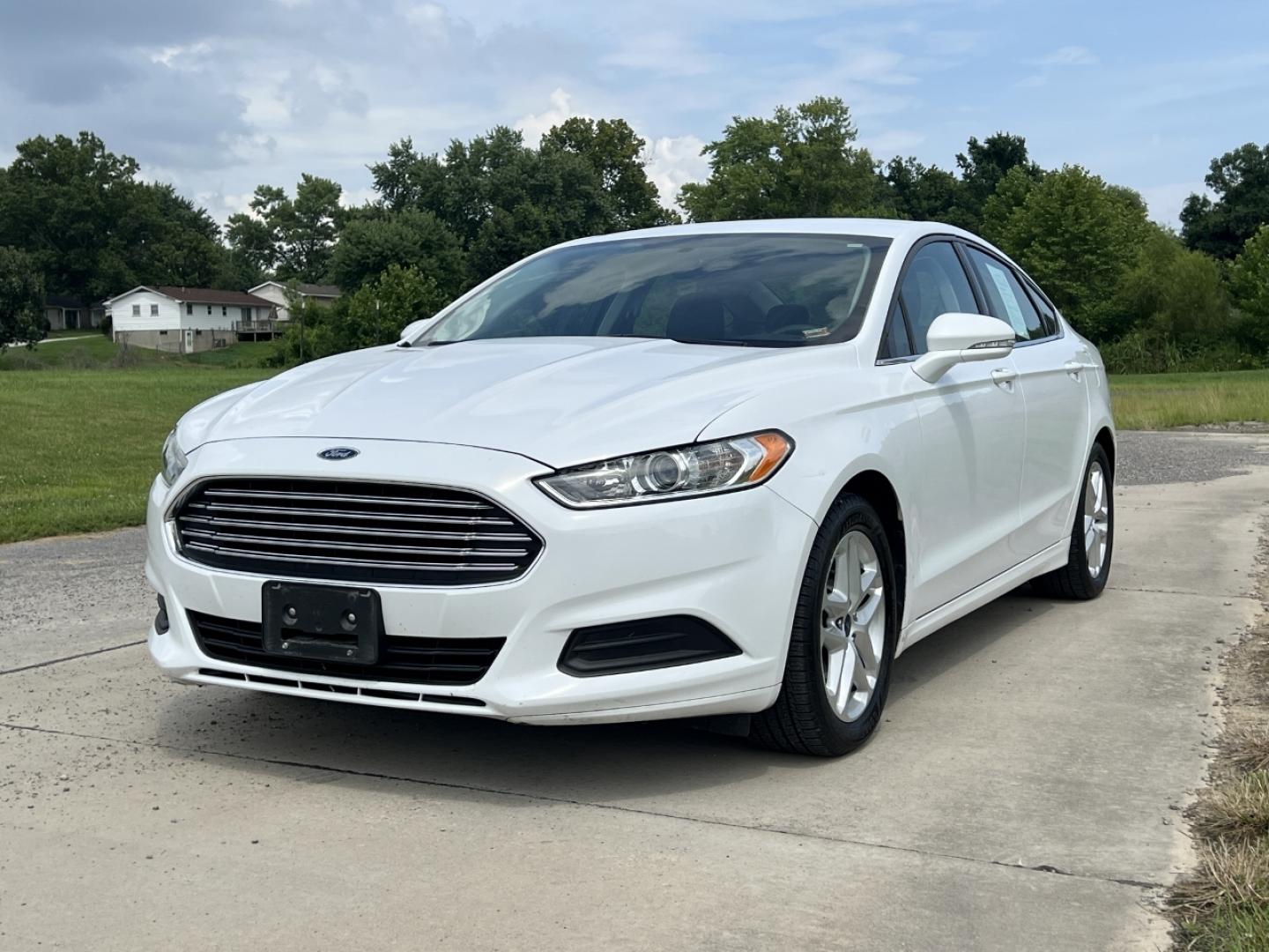 2014 WHITE /Black Cloth Ford Fusion SE (1FA6P0HD8E5) with an 1.5L 4 Cyl. engine, Automatic transmission, located at 506 S. Kingshighway, Cape Girardeau, MO, 63703, (573) 235-5000, 37.294991, -89.553635 - 2014 Ford Fusion SE 1-Owner Only 79xxx miles Front Wheel Drive 1.5L 4 Cyl. Automatic Power Driver Seat Bluetooth Cruise Power Windows/Locks/Mirrors We have financing available and we accept trades! Fill out a credit application on our website or come by today! If you have any questions, g - Photo#3