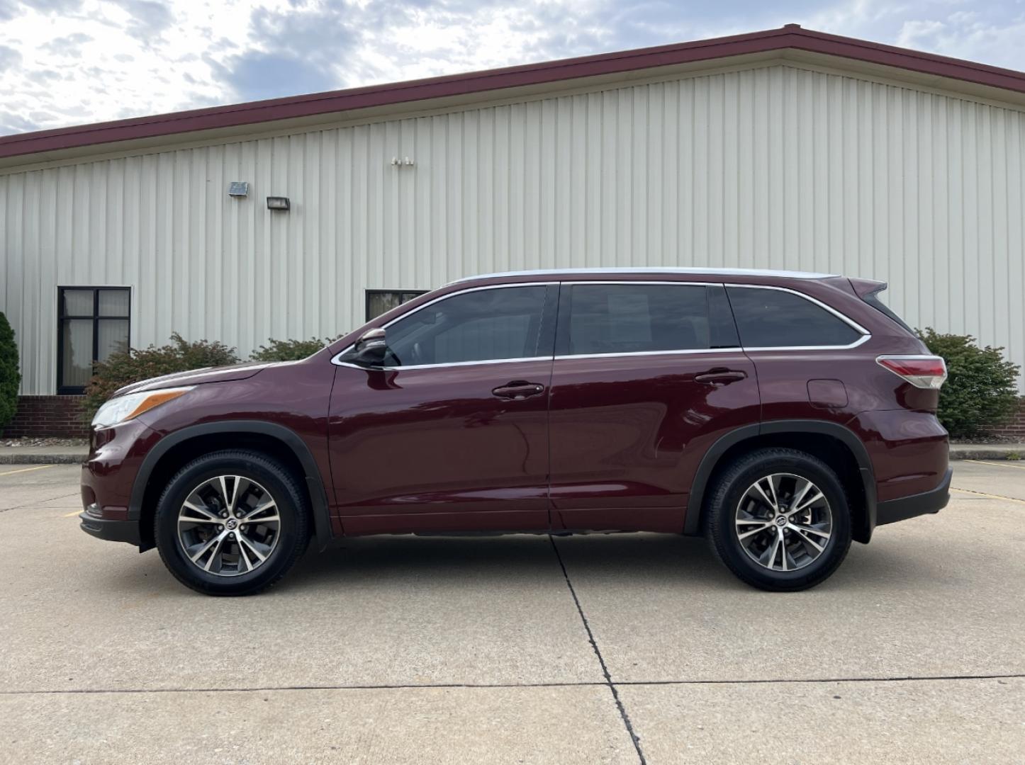 2016 MAROON /Black Leather Toyota Highlander XLE AWD V6 (5TDJKRFH1GS) with an 3.5L V6 engine, Automatic transmission, located at 506 S. Kingshighway, Cape Girardeau, MO, 63703, (573) 235-5000, 37.294991, -89.553635 - 2016 Toyota Highlander XLE 167xxx miles All Wheel Drive 3.5L V6 Automatic Leather 3rd Row Navigation Power Driver Seat Heated Seats Backup Camera Bluetooth Cruise Power Windows/Locks/Mirrors We have financing available and we accept trades! Fill out a credit application on our website - Photo#8