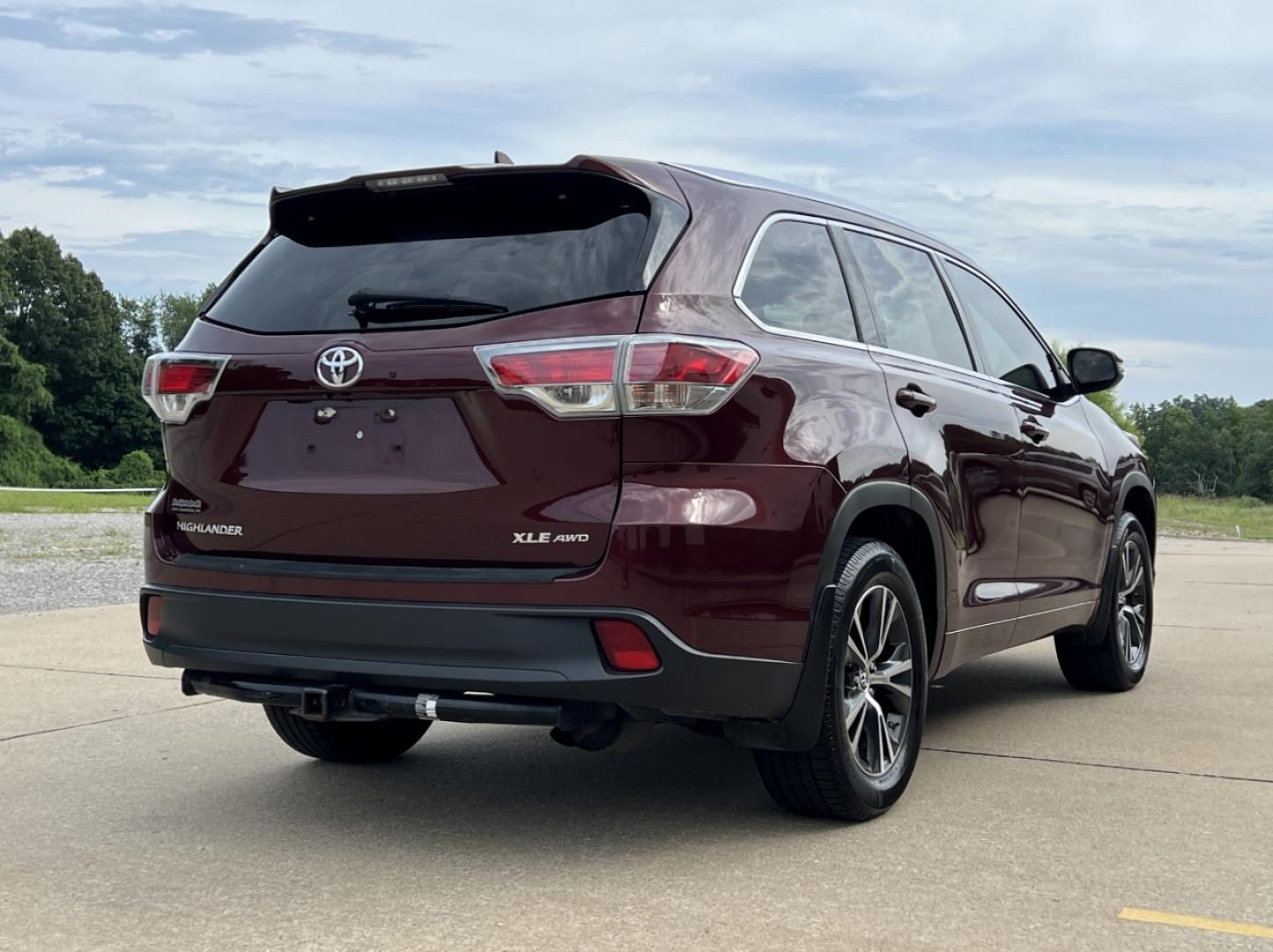 2016 MAROON /Black Leather Toyota Highlander XLE AWD V6 (5TDJKRFH1GS) with an 3.5L V6 engine, Automatic transmission, located at 506 S. Kingshighway, Cape Girardeau, MO, 63703, (573) 235-5000, 37.294991, -89.553635 - 2016 Toyota Highlander XLE 167xxx miles All Wheel Drive 3.5L V6 Automatic Leather 3rd Row Navigation Power Driver Seat Heated Seats Backup Camera Bluetooth Cruise Power Windows/Locks/Mirrors We have financing available and we accept trades! Fill out a credit application on our website - Photo#10