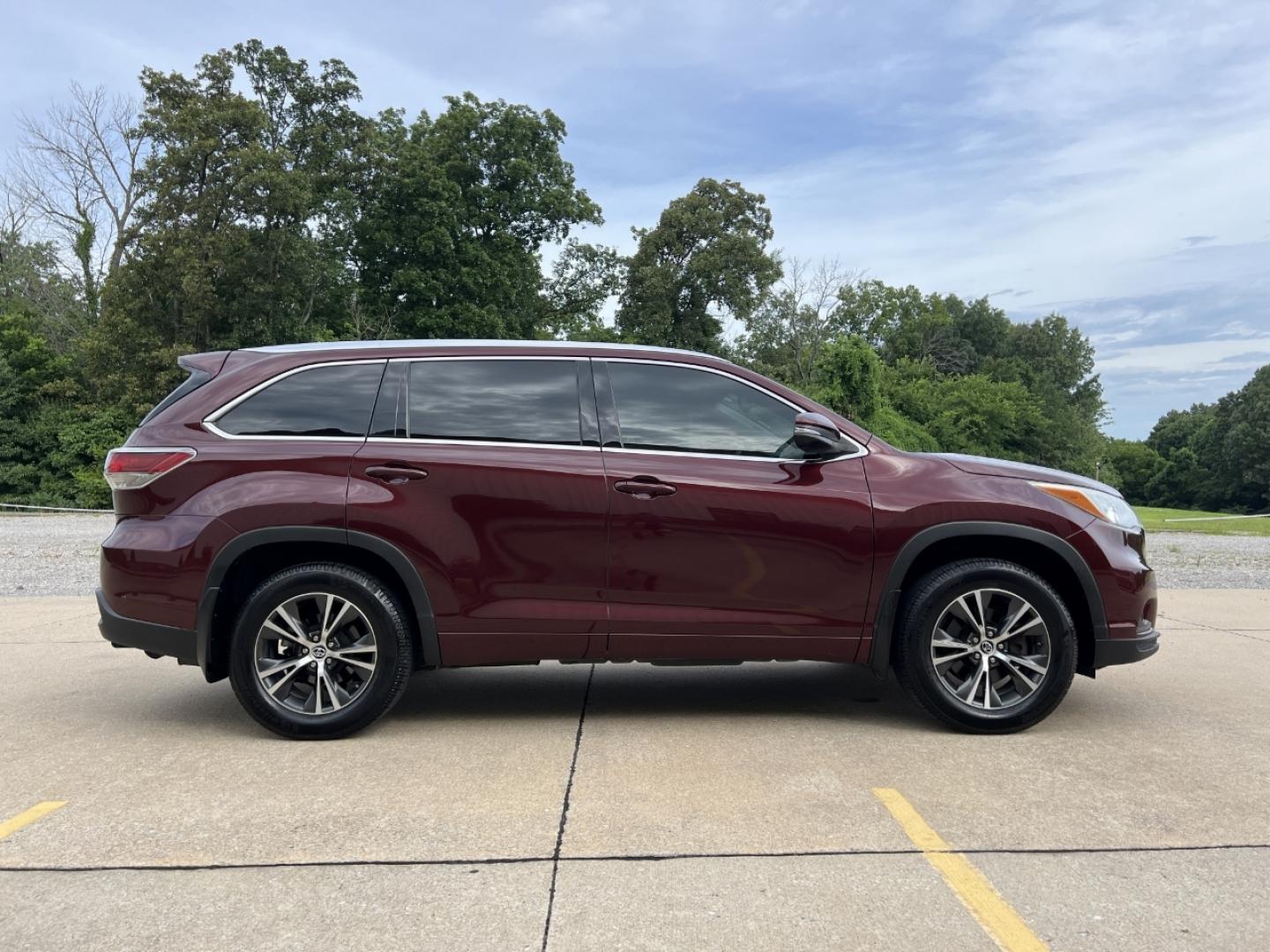 2016 MAROON /Black Leather Toyota Highlander XLE AWD V6 (5TDJKRFH1GS) with an 3.5L V6 engine, Automatic transmission, located at 506 S. Kingshighway, Cape Girardeau, MO, 63703, (573) 235-5000, 37.294991, -89.553635 - 2016 Toyota Highlander XLE 167xxx miles All Wheel Drive 3.5L V6 Automatic Leather 3rd Row Navigation Power Driver Seat Heated Seats Backup Camera Bluetooth Cruise Power Windows/Locks/Mirrors We have financing available and we accept trades! Fill out a credit application on our website - Photo#9