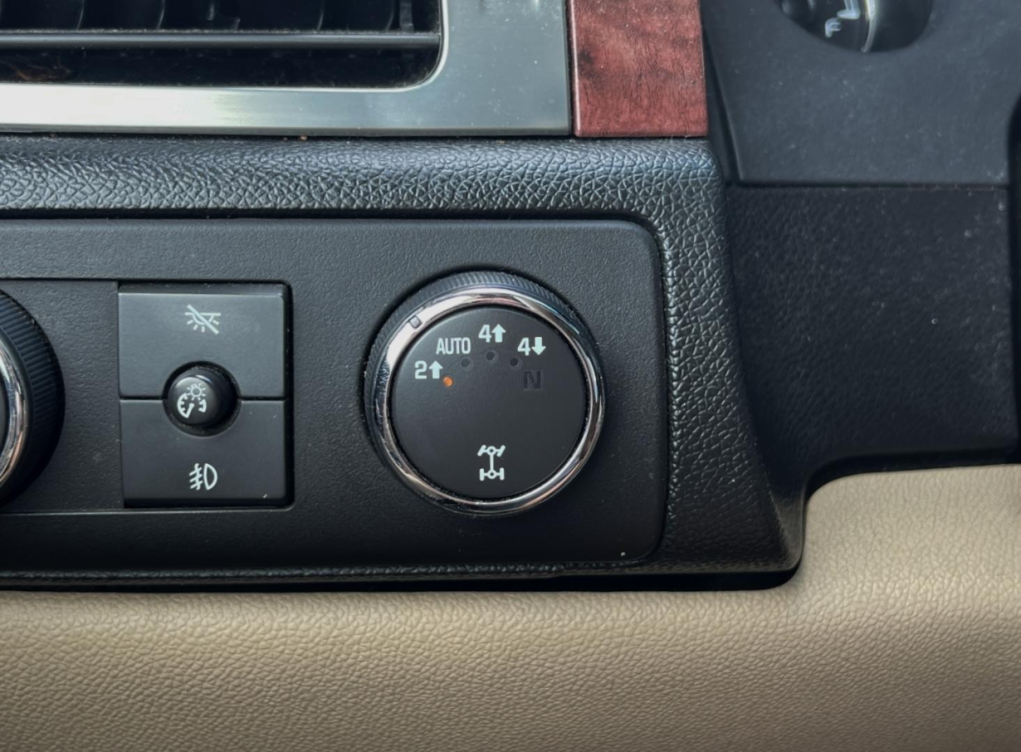 2007 GOLD /Tan Leather Chevrolet Avalanche LS 4WD (3GNFK12387G) with an 5.3L V8 engine, Automatic transmission, located at 506 S. Kingshighway, Cape Girardeau, MO, 63703, (573) 235-5000, 37.294991, -89.553635 - 2007 Chevrolet Avalanche 1500 LS 183xxx miles 4x4 5.3L V8 Automatic Leather Power/Heated Seats Sunroof Cruise Power Windows/Locks/Mirrors We have financing available and we accept trades! Fill out a credit application on our website or come by today! If you have any questions, give us a c - Photo#2
