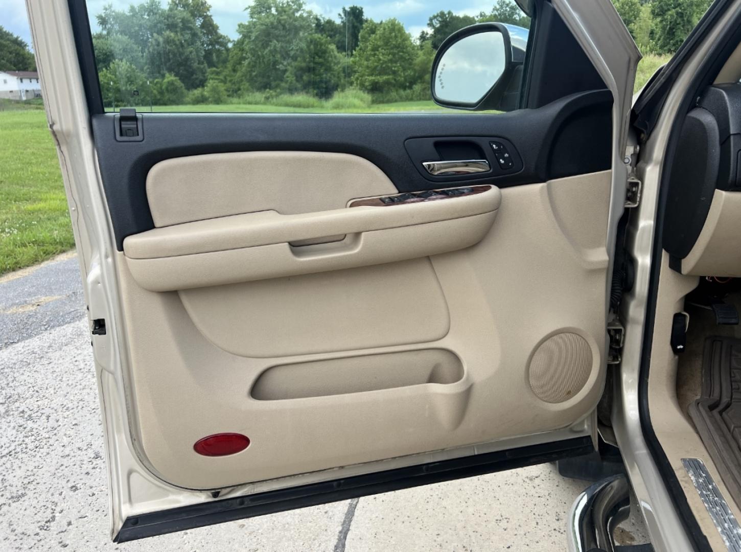 2007 GOLD /Tan Leather Chevrolet Avalanche LS 4WD (3GNFK12387G) with an 5.3L V8 engine, Automatic transmission, located at 506 S. Kingshighway, Cape Girardeau, MO, 63703, (573) 235-5000, 37.294991, -89.553635 - 2007 Chevrolet Avalanche 1500 LS 183xxx miles 4x4 5.3L V8 Automatic Leather Power/Heated Seats Sunroof Cruise Power Windows/Locks/Mirrors We have financing available and we accept trades! Fill out a credit application on our website or come by today! If you have any questions, give us a c - Photo#12