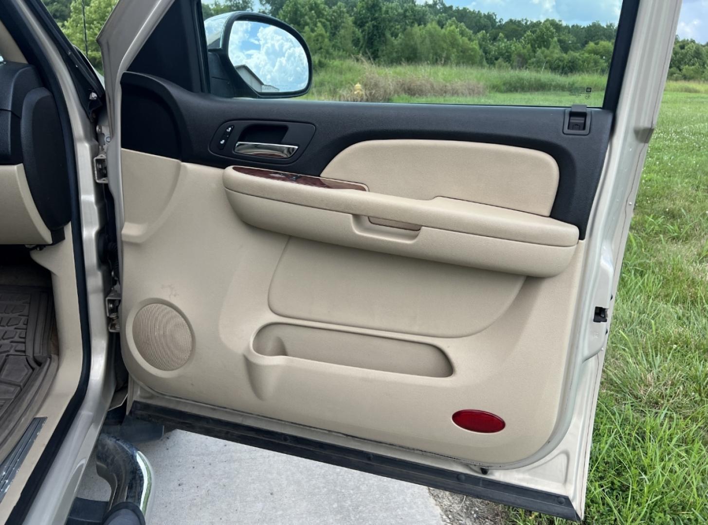 2007 GOLD /Tan Leather Chevrolet Avalanche LS 4WD (3GNFK12387G) with an 5.3L V8 engine, Automatic transmission, located at 506 S. Kingshighway, Cape Girardeau, MO, 63703, (573) 235-5000, 37.294991, -89.553635 - 2007 Chevrolet Avalanche 1500 LS 183xxx miles 4x4 5.3L V8 Automatic Leather Power/Heated Seats Sunroof Cruise Power Windows/Locks/Mirrors We have financing available and we accept trades! Fill out a credit application on our website or come by today! If you have any questions, give us a c - Photo#14