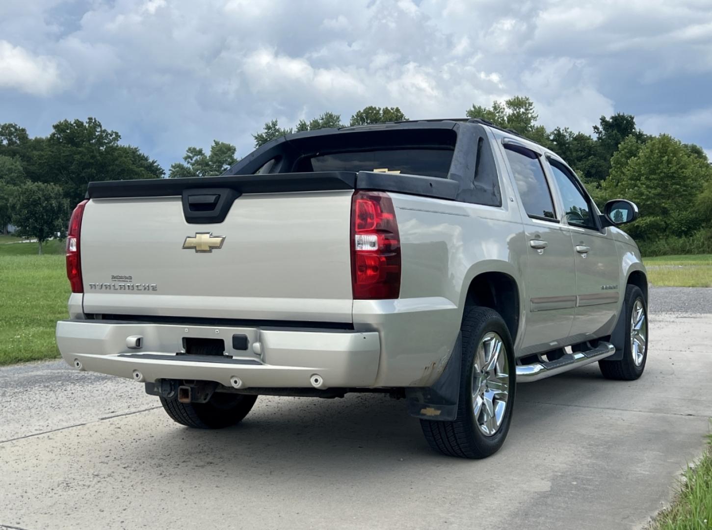 2007 GOLD /Tan Leather Chevrolet Avalanche LS 4WD (3GNFK12387G) with an 5.3L V8 engine, Automatic transmission, located at 506 S. Kingshighway, Cape Girardeau, MO, 63703, (573) 235-5000, 37.294991, -89.553635 - 2007 Chevrolet Avalanche 1500 LS 183xxx miles 4x4 5.3L V8 Automatic Leather Power/Heated Seats Sunroof Cruise Power Windows/Locks/Mirrors We have financing available and we accept trades! Fill out a credit application on our website or come by today! If you have any questions, give us a c - Photo#8