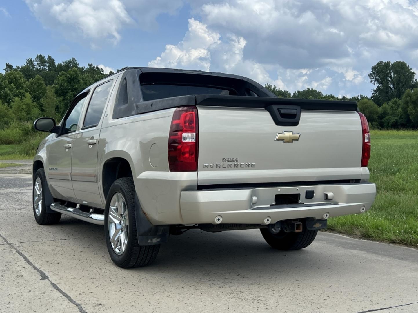 2007 GOLD /Tan Leather Chevrolet Avalanche LS 4WD (3GNFK12387G) with an 5.3L V8 engine, Automatic transmission, located at 506 S. Kingshighway, Cape Girardeau, MO, 63703, (573) 235-5000, 37.294991, -89.553635 - 2007 Chevrolet Avalanche 1500 LS 183xxx miles 4x4 5.3L V8 Automatic Leather Power/Heated Seats Sunroof Cruise Power Windows/Locks/Mirrors We have financing available and we accept trades! Fill out a credit application on our website or come by today! If you have any questions, give us a c - Photo#9