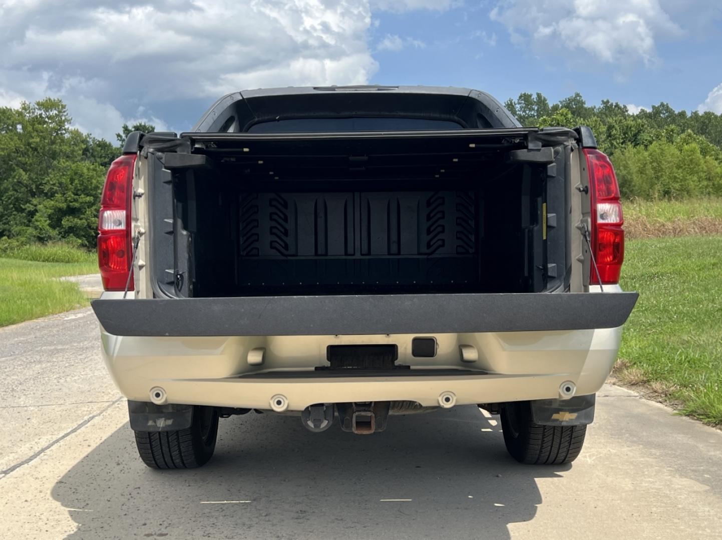 2007 GOLD /Tan Leather Chevrolet Avalanche LS 4WD (3GNFK12387G) with an 5.3L V8 engine, Automatic transmission, located at 506 S. Kingshighway, Cape Girardeau, MO, 63703, (573) 235-5000, 37.294991, -89.553635 - 2007 Chevrolet Avalanche 1500 LS 183xxx miles 4x4 5.3L V8 Automatic Leather Power/Heated Seats Sunroof Cruise Power Windows/Locks/Mirrors We have financing available and we accept trades! Fill out a credit application on our website or come by today! If you have any questions, give us a c - Photo#18