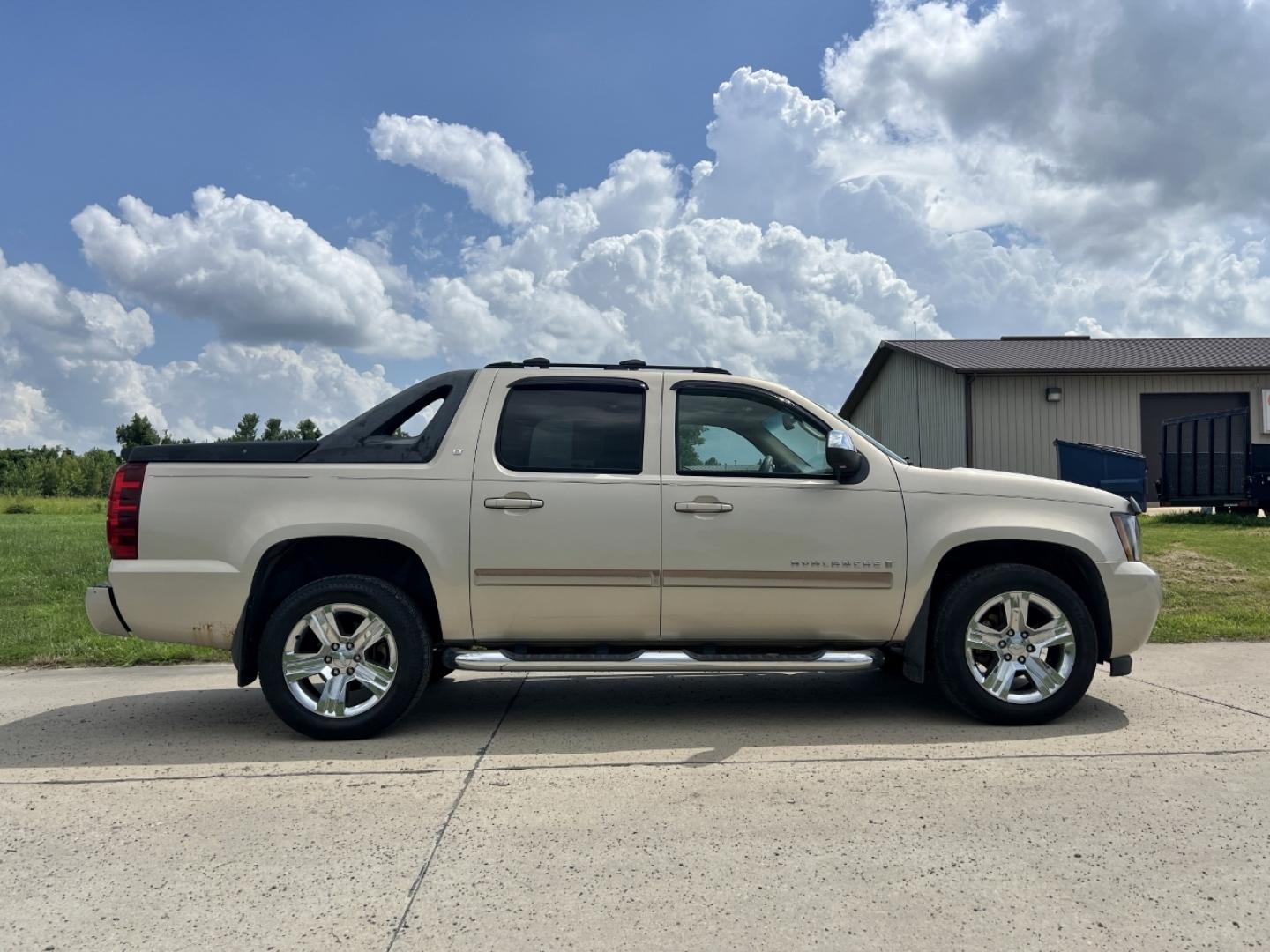 2007 GOLD /Tan Leather Chevrolet Avalanche LS 4WD (3GNFK12387G) with an 5.3L V8 engine, Automatic transmission, located at 506 S. Kingshighway, Cape Girardeau, MO, 63703, (573) 235-5000, 37.294991, -89.553635 - 2007 Chevrolet Avalanche 1500 LS 183xxx miles 4x4 5.3L V8 Automatic Leather Power/Heated Seats Sunroof Cruise Power Windows/Locks/Mirrors We have financing available and we accept trades! Fill out a credit application on our website or come by today! If you have any questions, give us a c - Photo#7