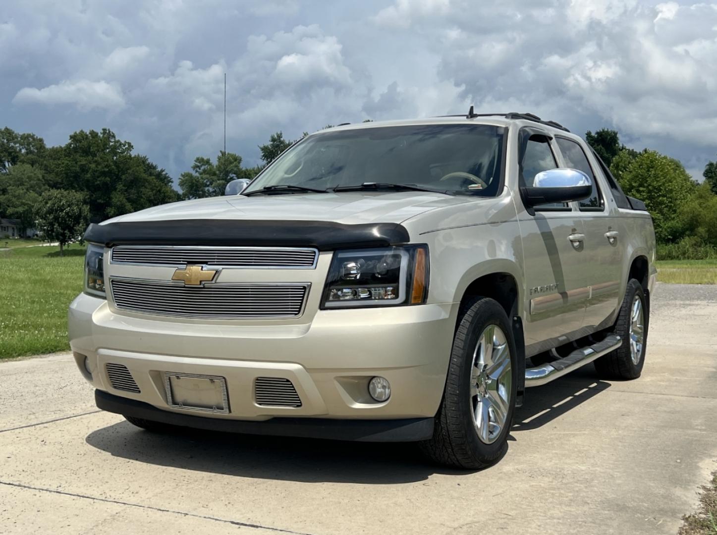 2007 GOLD /Tan Leather Chevrolet Avalanche LS 4WD (3GNFK12387G) with an 5.3L V8 engine, Automatic transmission, located at 506 S. Kingshighway, Cape Girardeau, MO, 63703, (573) 235-5000, 37.294991, -89.553635 - 2007 Chevrolet Avalanche 1500 LS 183xxx miles 4x4 5.3L V8 Automatic Leather Power/Heated Seats Sunroof Cruise Power Windows/Locks/Mirrors We have financing available and we accept trades! Fill out a credit application on our website or come by today! If you have any questions, give us a c - Photo#6
