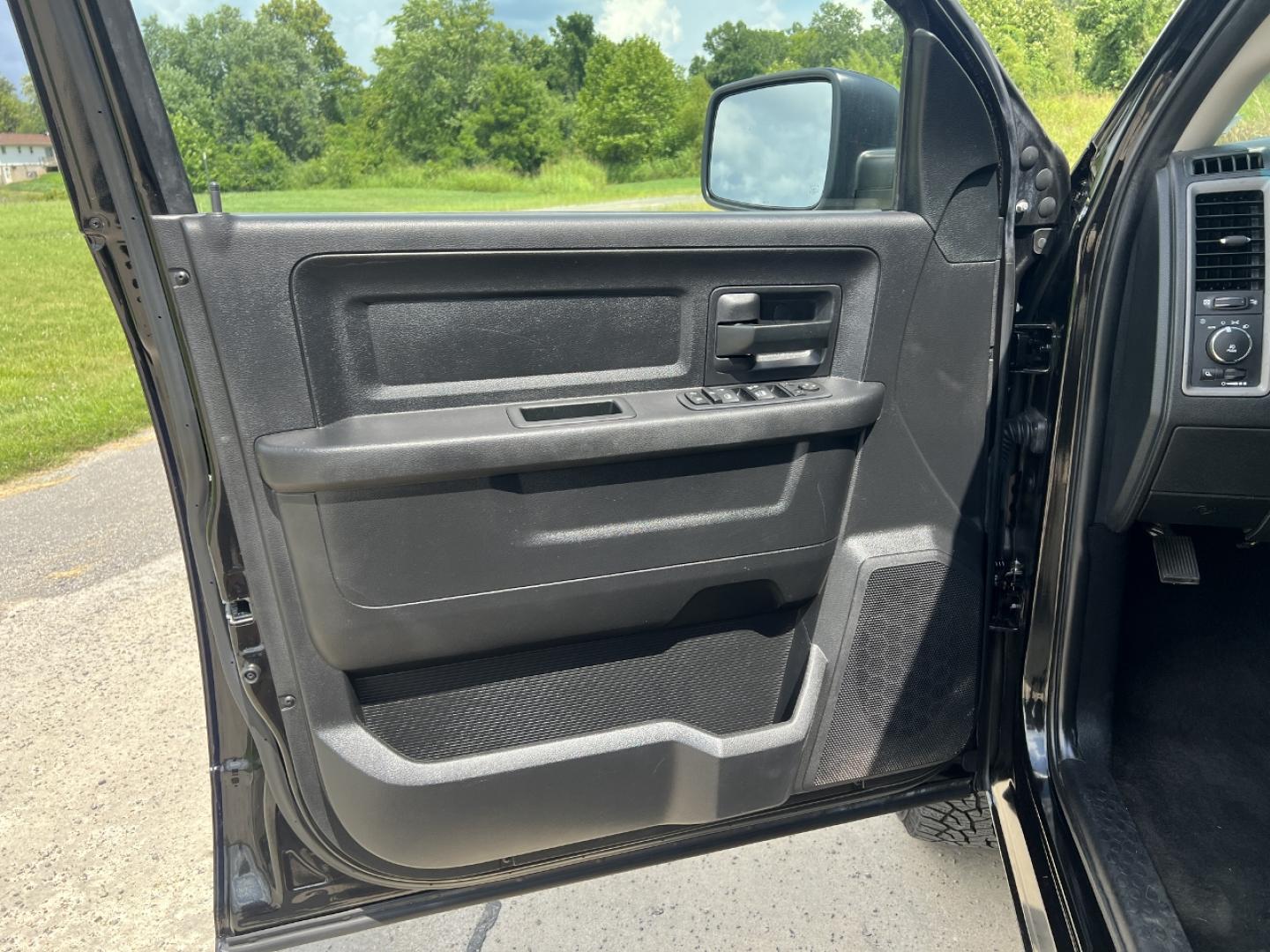 2016 BLACK /Gray Cloth RAM 1500 ST Crew Cab SWB 4WD (3C6RR7KT0GG) with an 5.7L V8 HEMI engine, Automatic transmission, located at 506 S. Kingshighway, Cape Girardeau, MO, 63703, (573) 235-5000, 37.294991, -89.553635 - 2016 Ram 1500 ST 1-Owner 157xxx miles 4x4 5.7L V8 HEMI Automatic Backup Camera Bluetooth Cruise Power Windows/Locks/Mirrors We have financing available and we accept trades! Fill out a credit application on our website or come by today! If you have any questions, give us a call at (573) 2 - Photo#11